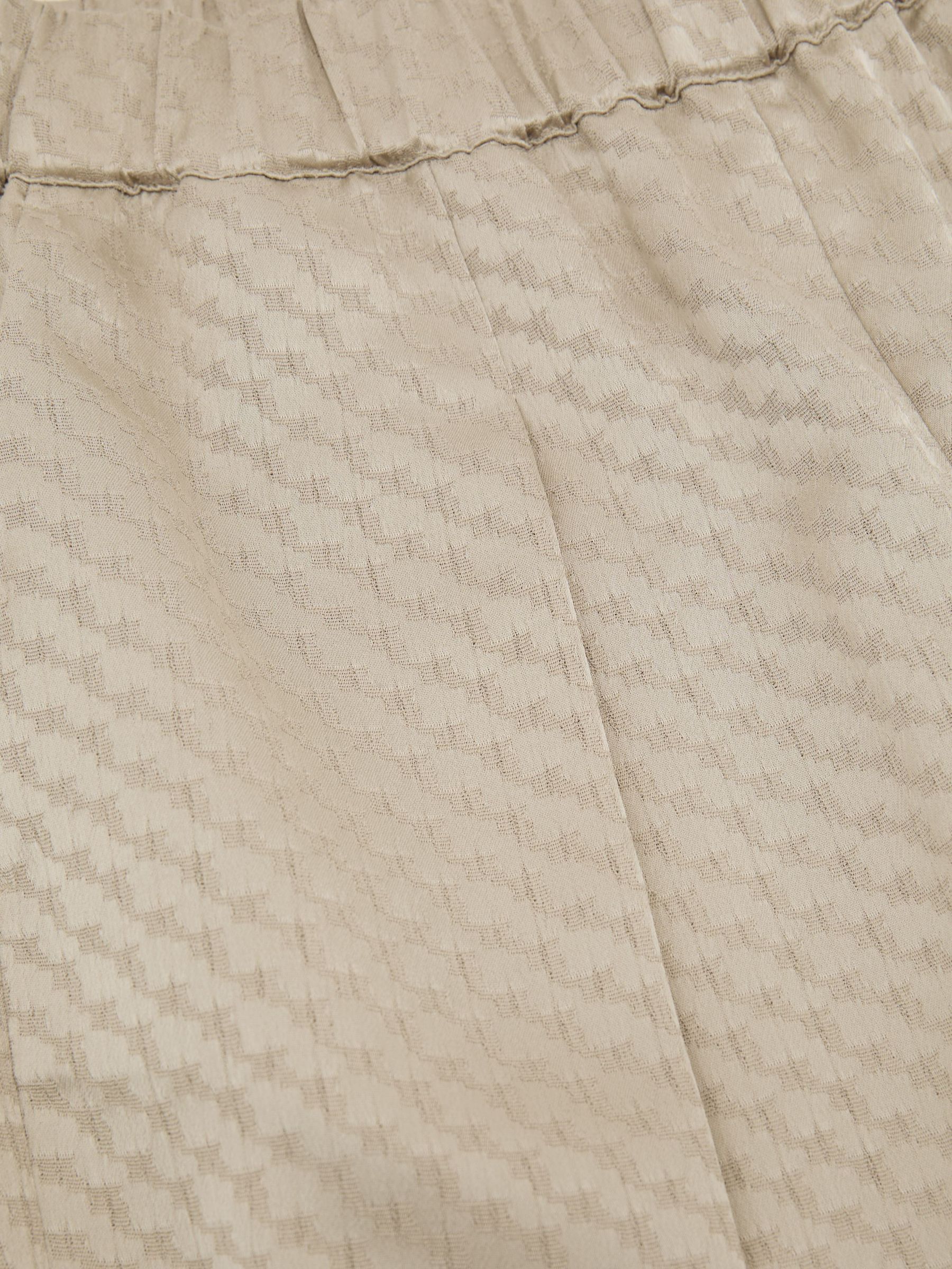 Jacquard Pleated Tapered Trousers in Champagne Neutral - Bild 7 von 7