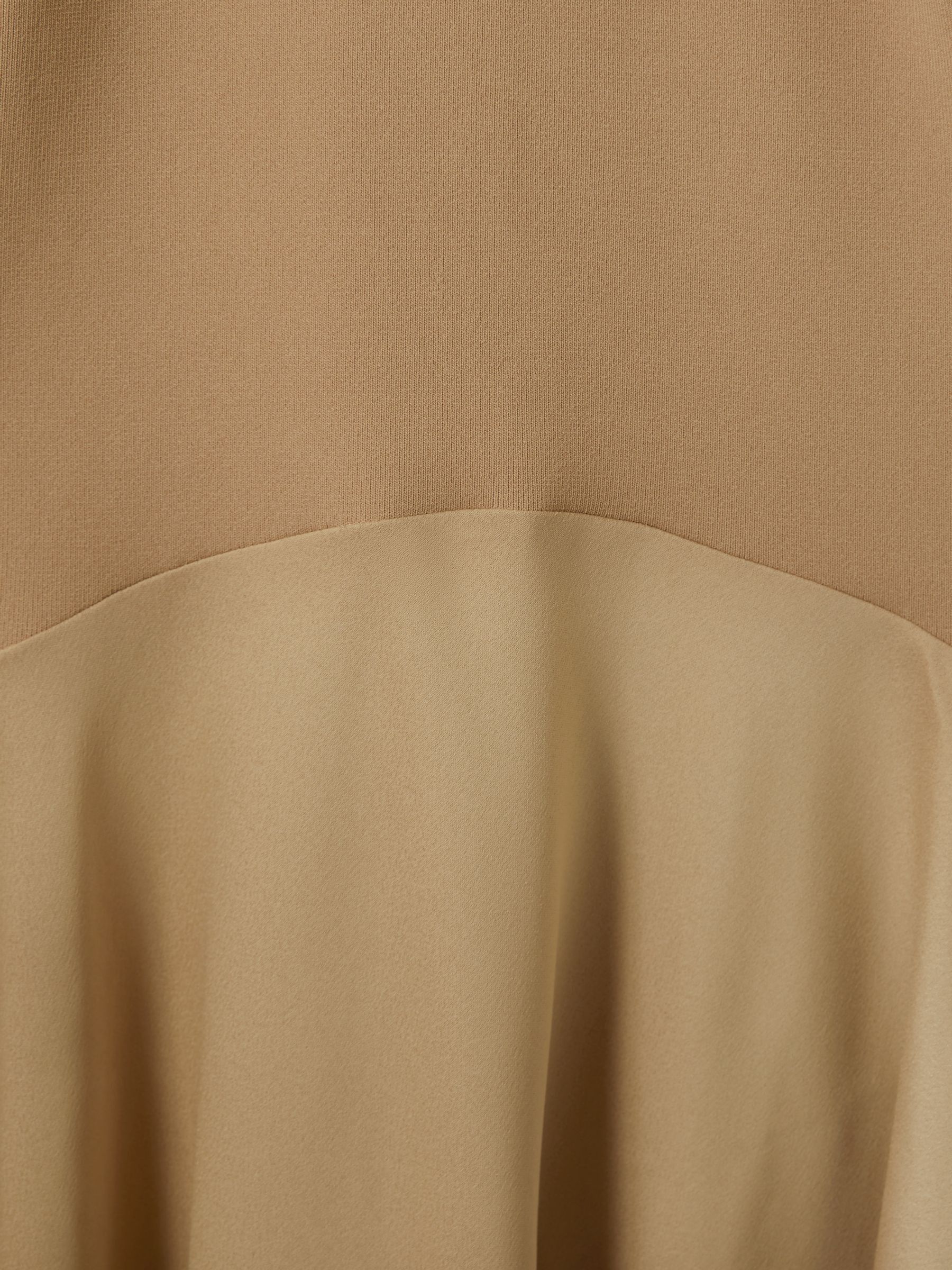 Florere Hybrid Knit-Satin Midi Dress in Sand - Obrázek 7 z 7