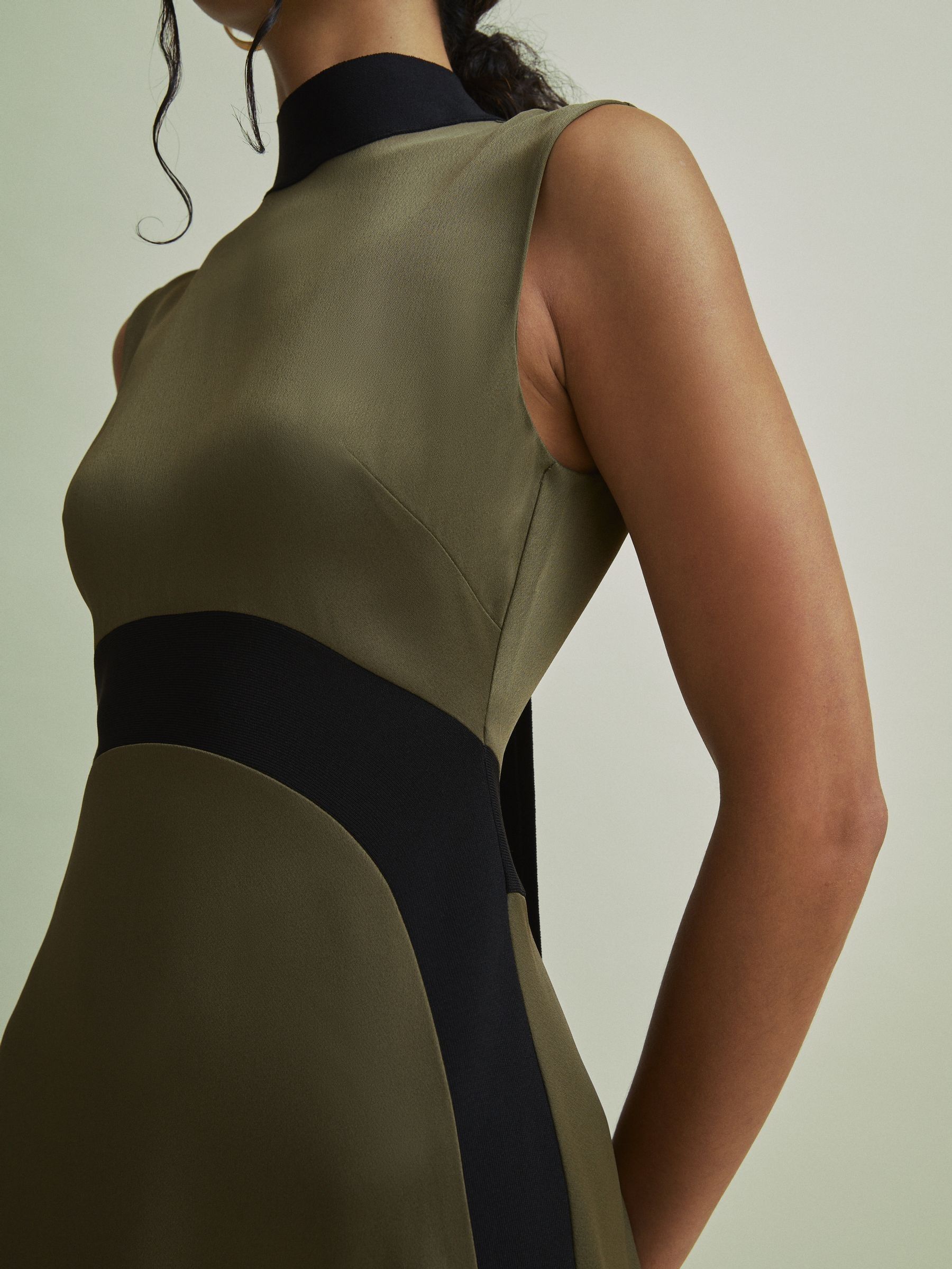 Florere Colourblock Hybrid Knit Midi Dress in Khaki - Image 2 of 5