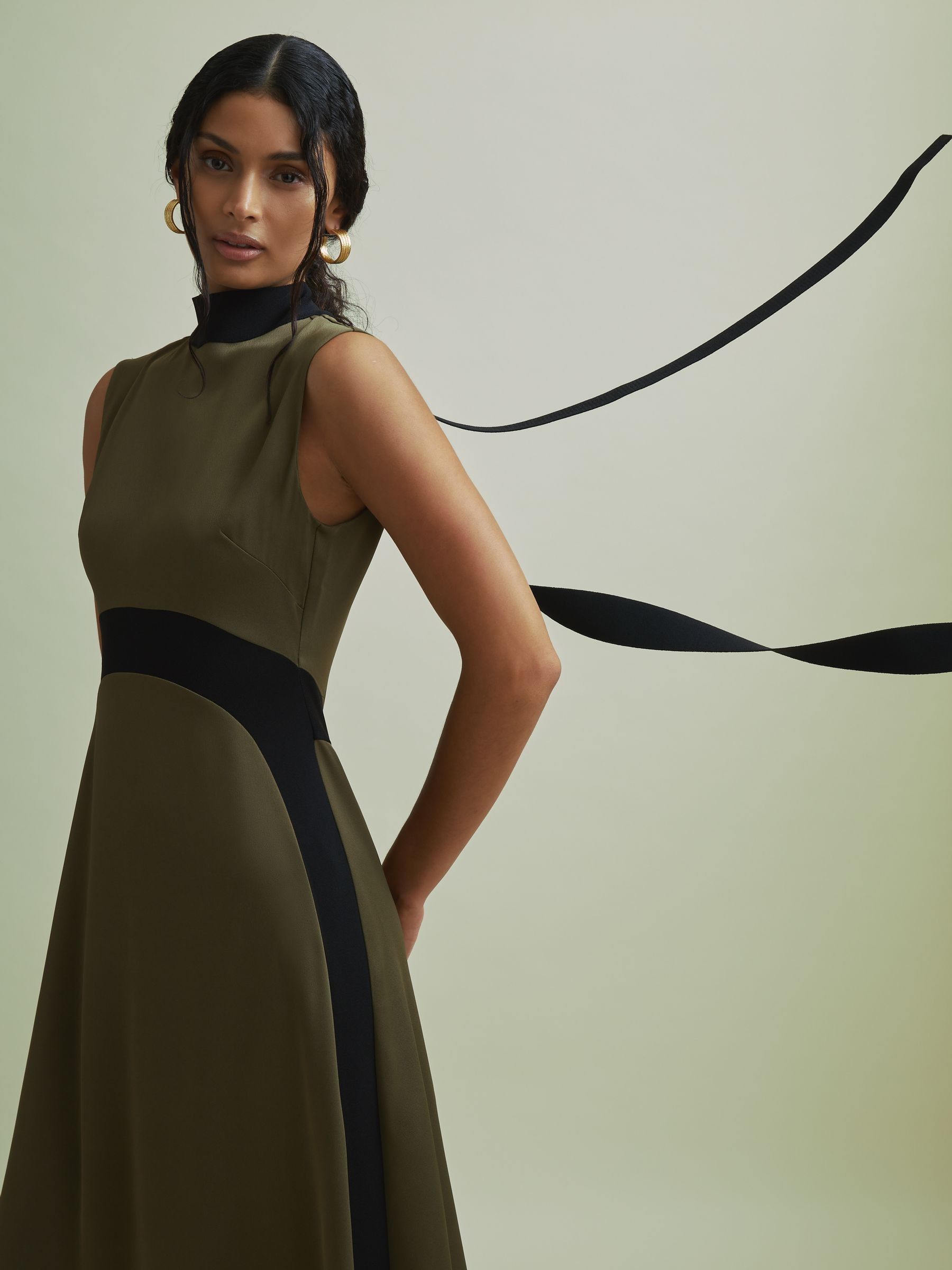Florere Colourblock Hybrid Knit Midi Dress in Khaki - Image 4 of 5