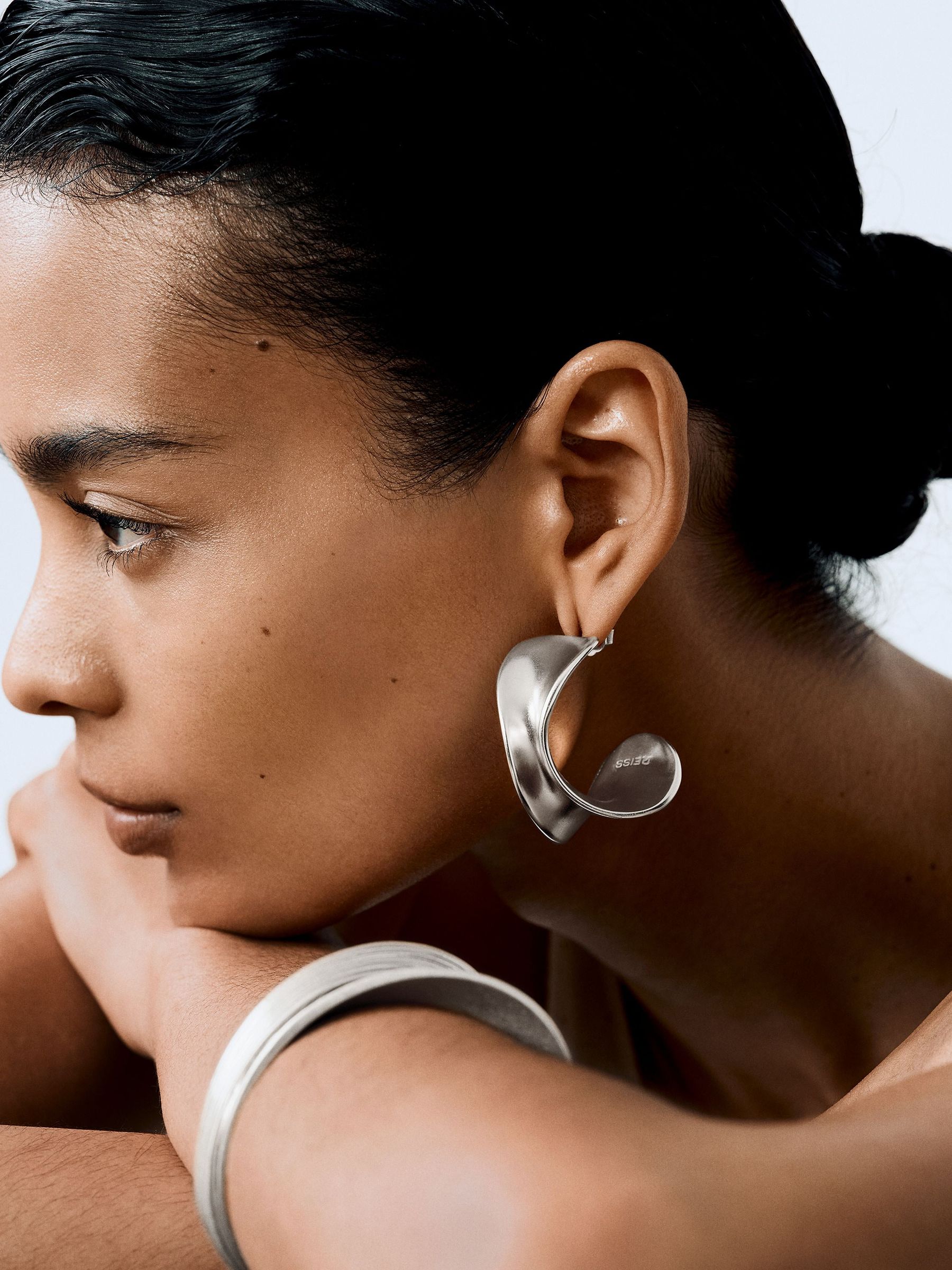 Sculptural Curve Hoop Earrings in Silver Tone - صورة 1 من 4