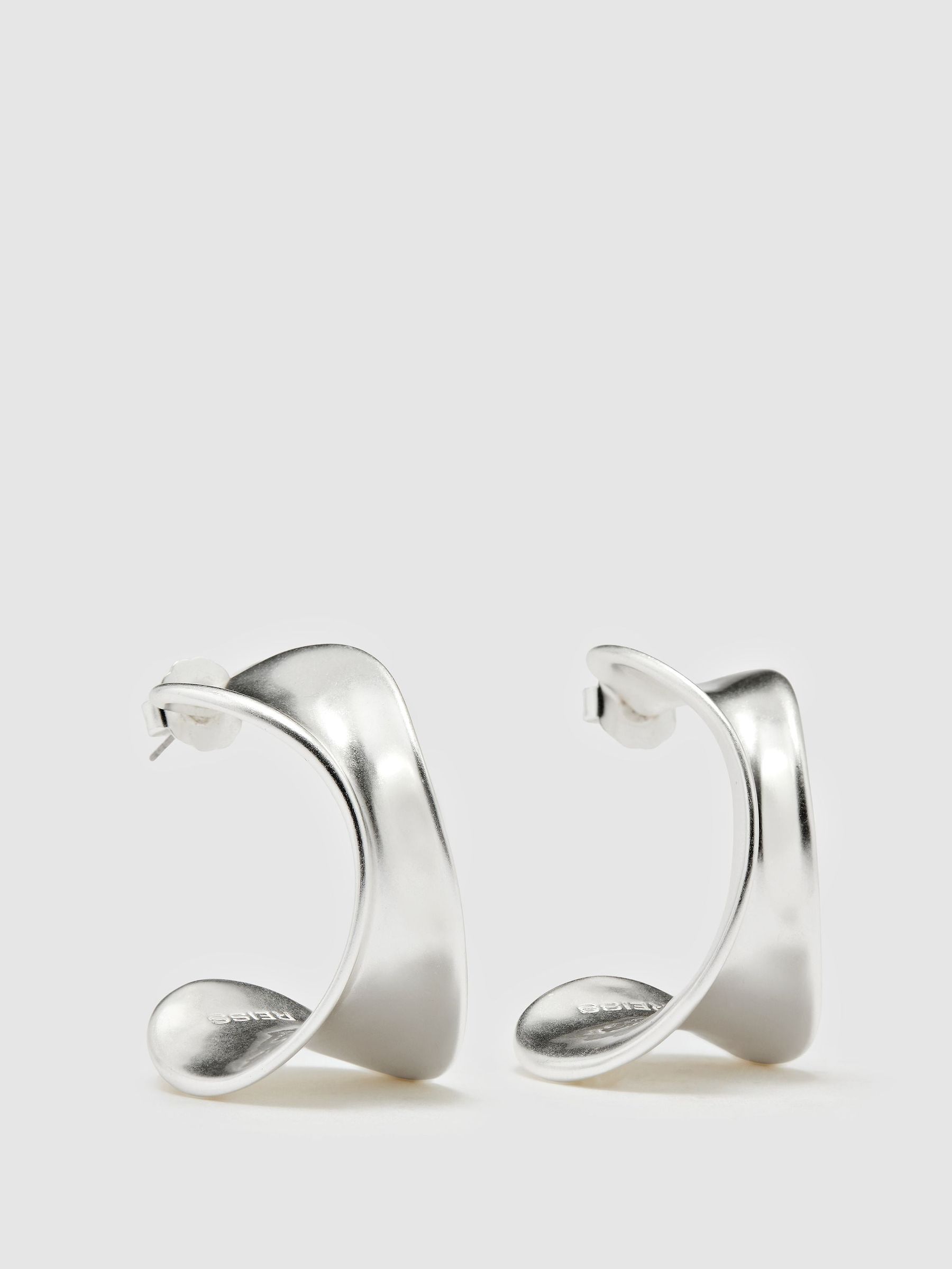 Sculptural Curve Hoop Earrings in Silver Tone - صورة 2 من 4