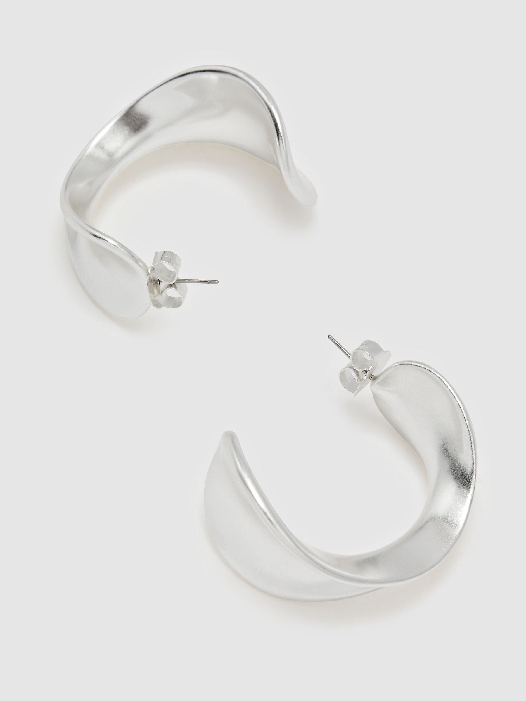 Sculptural Curve Hoop Earrings in Silver Tone - صورة 3 من 4