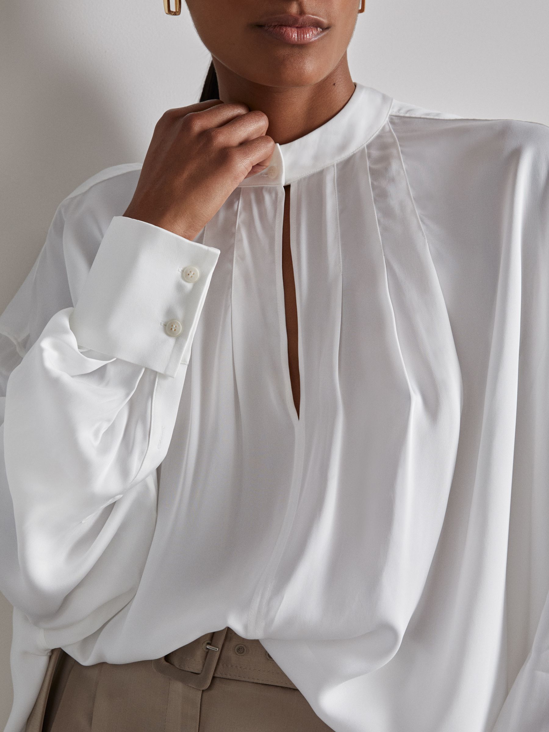 Atelier Keyhole-Neck Top in Off White - Image 4 of 7