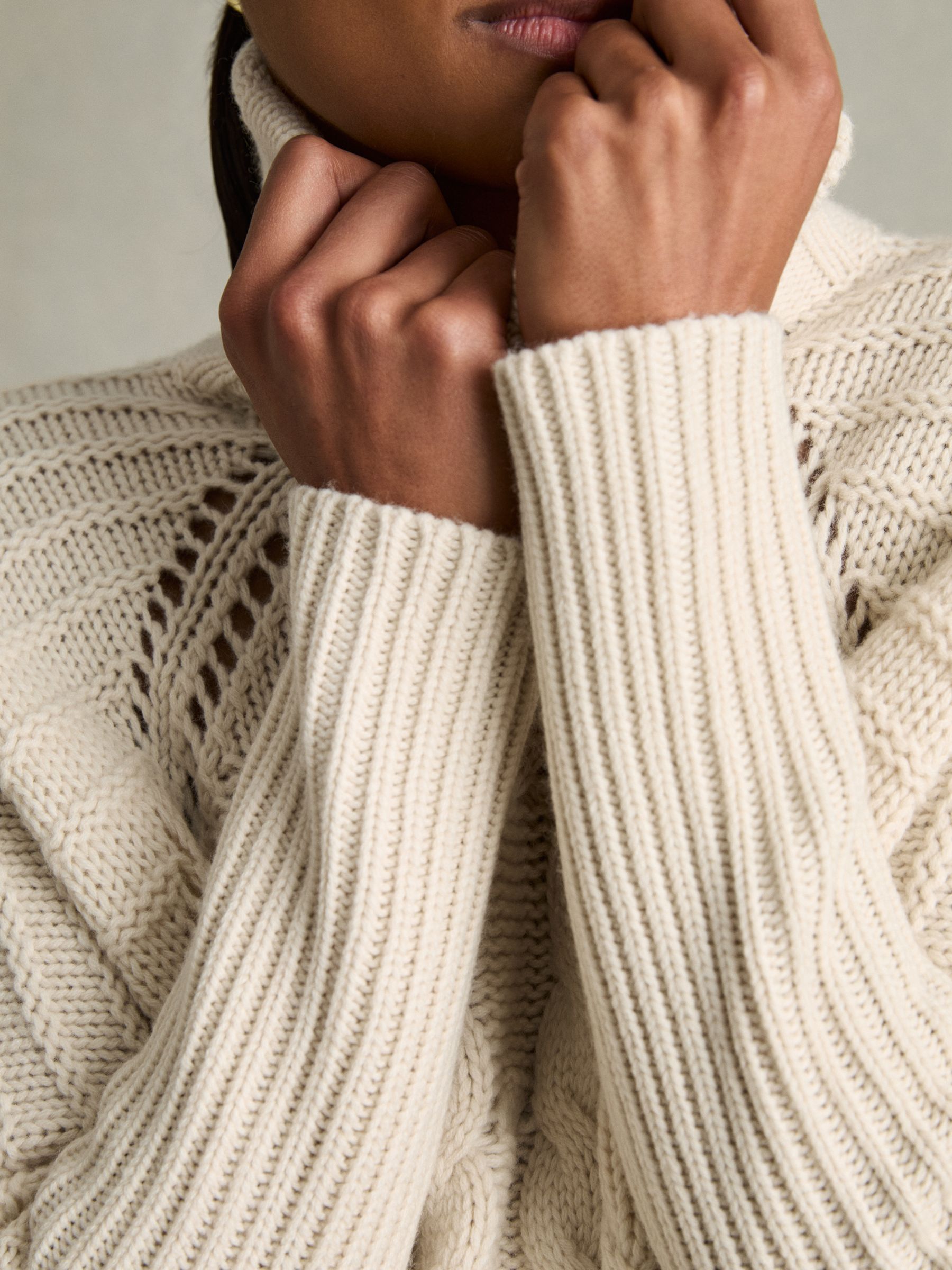 Wool-Cashmere Chunky Cable-Knit Jumper in Cream - Image 4 of 6