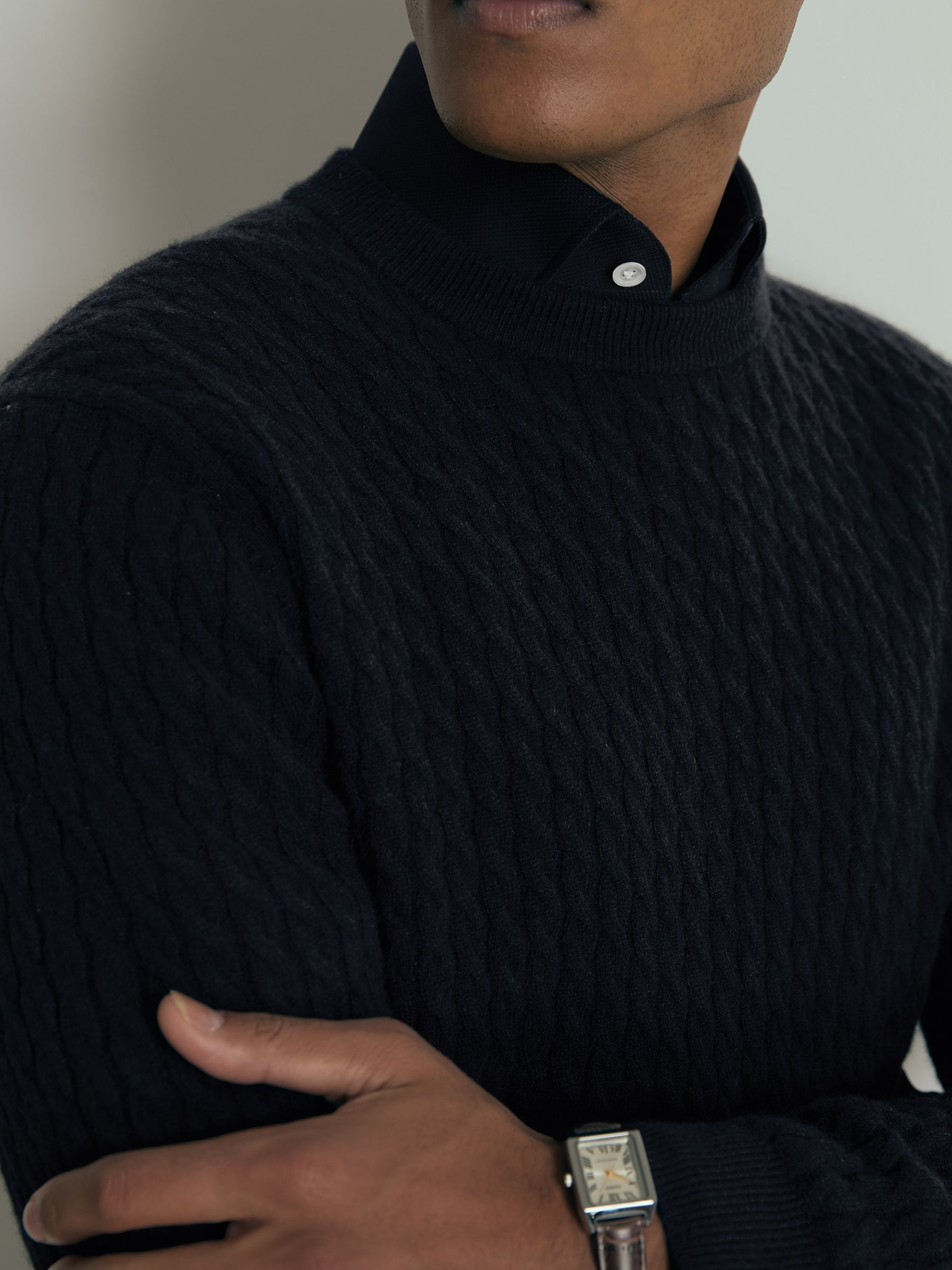 Atelier Cashmere Cable-Knit Crew-Neck Jumper in Navy - Image 4 of 6