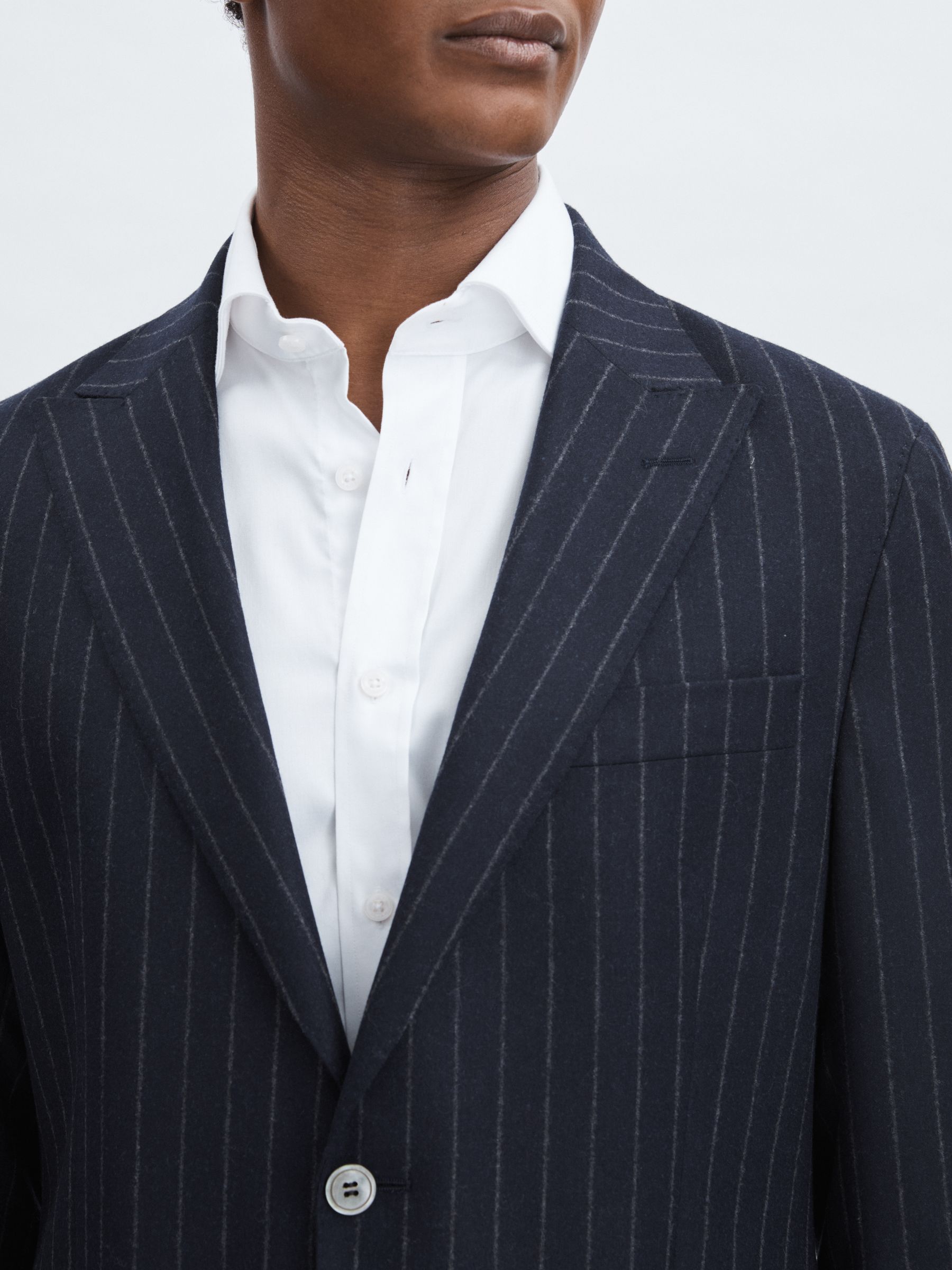 Oscar Jacobson Wool Single-Breasted Pinstripe Blazer in Navy - Image 4 of 7
