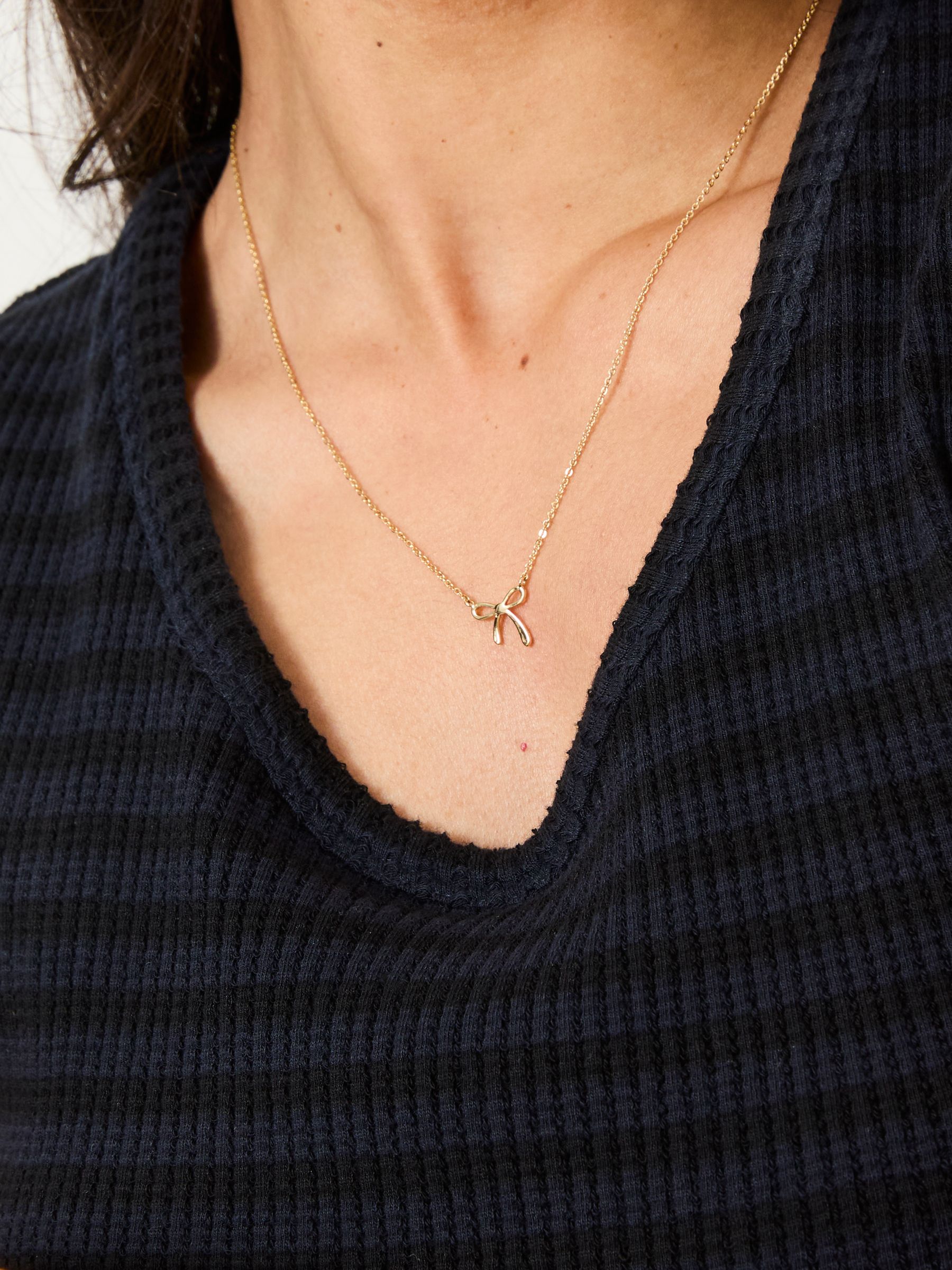 Gold Tone Bow Pendant Necklace - Image 2 of 4