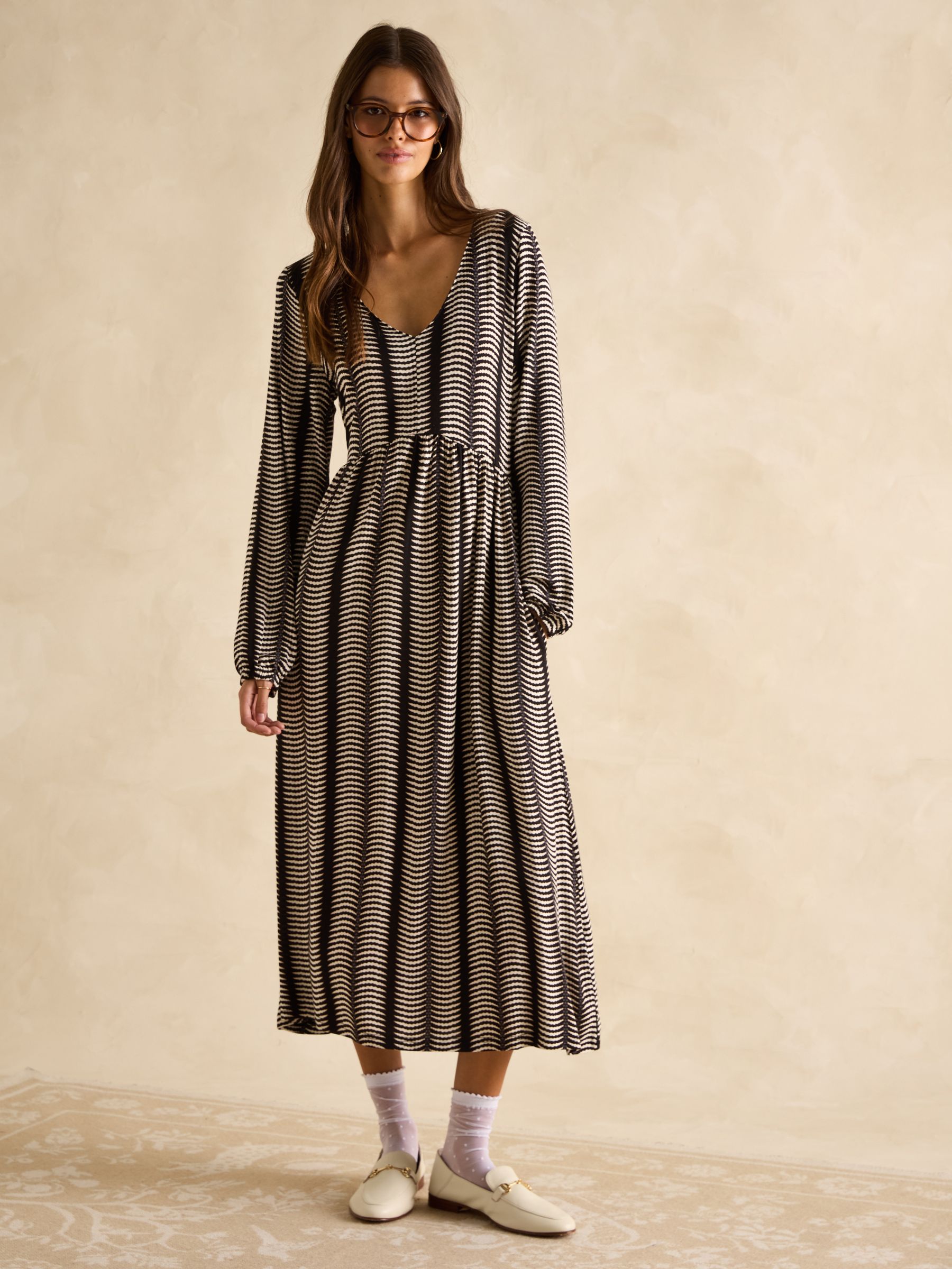 Nia Black & Tan V-Neck Long Sleeve Midaxi Dress - Image 3 of 6