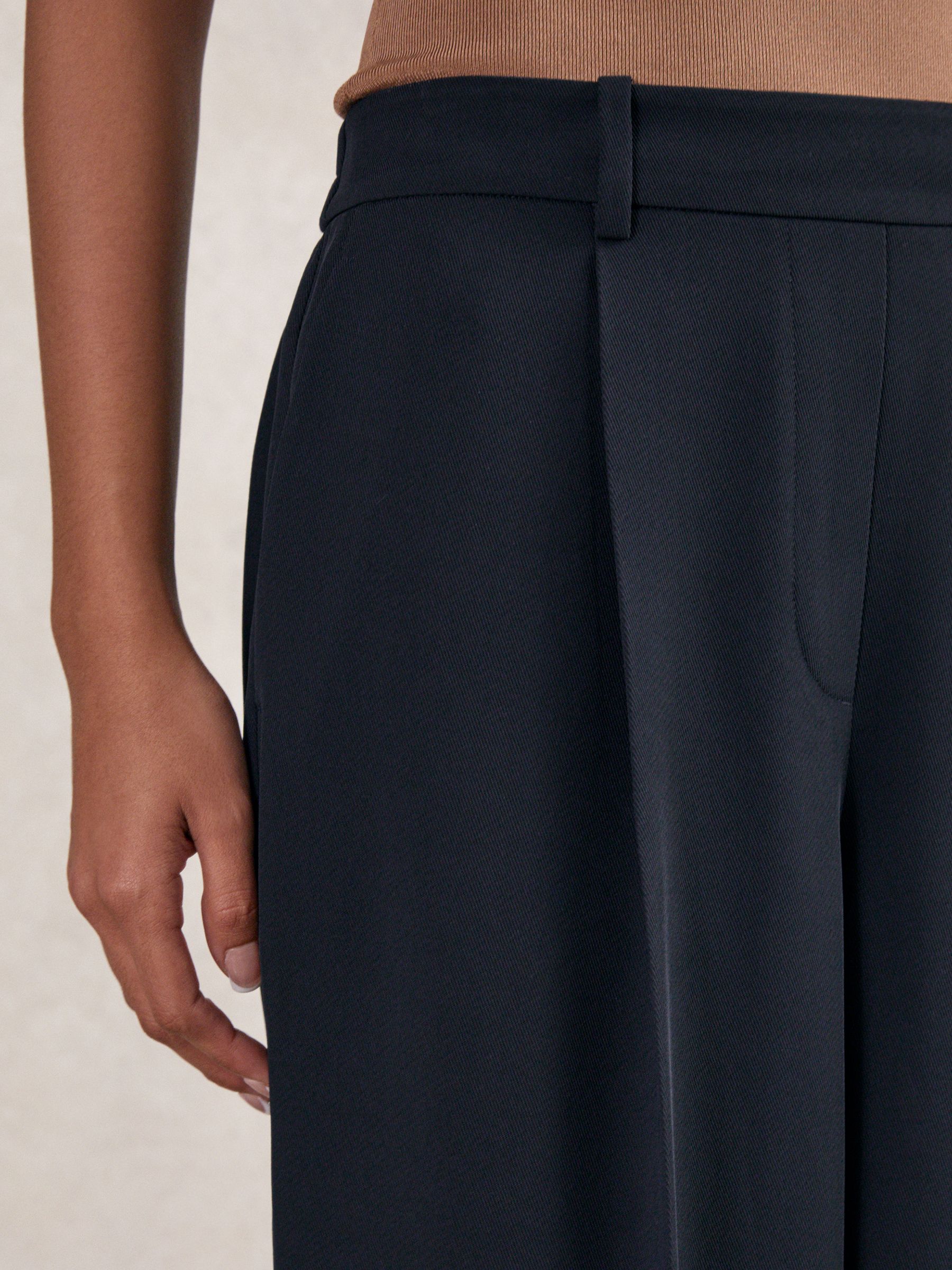 Elasticated-Waist Wide-Leg Twill Trousers in Navy - image 4