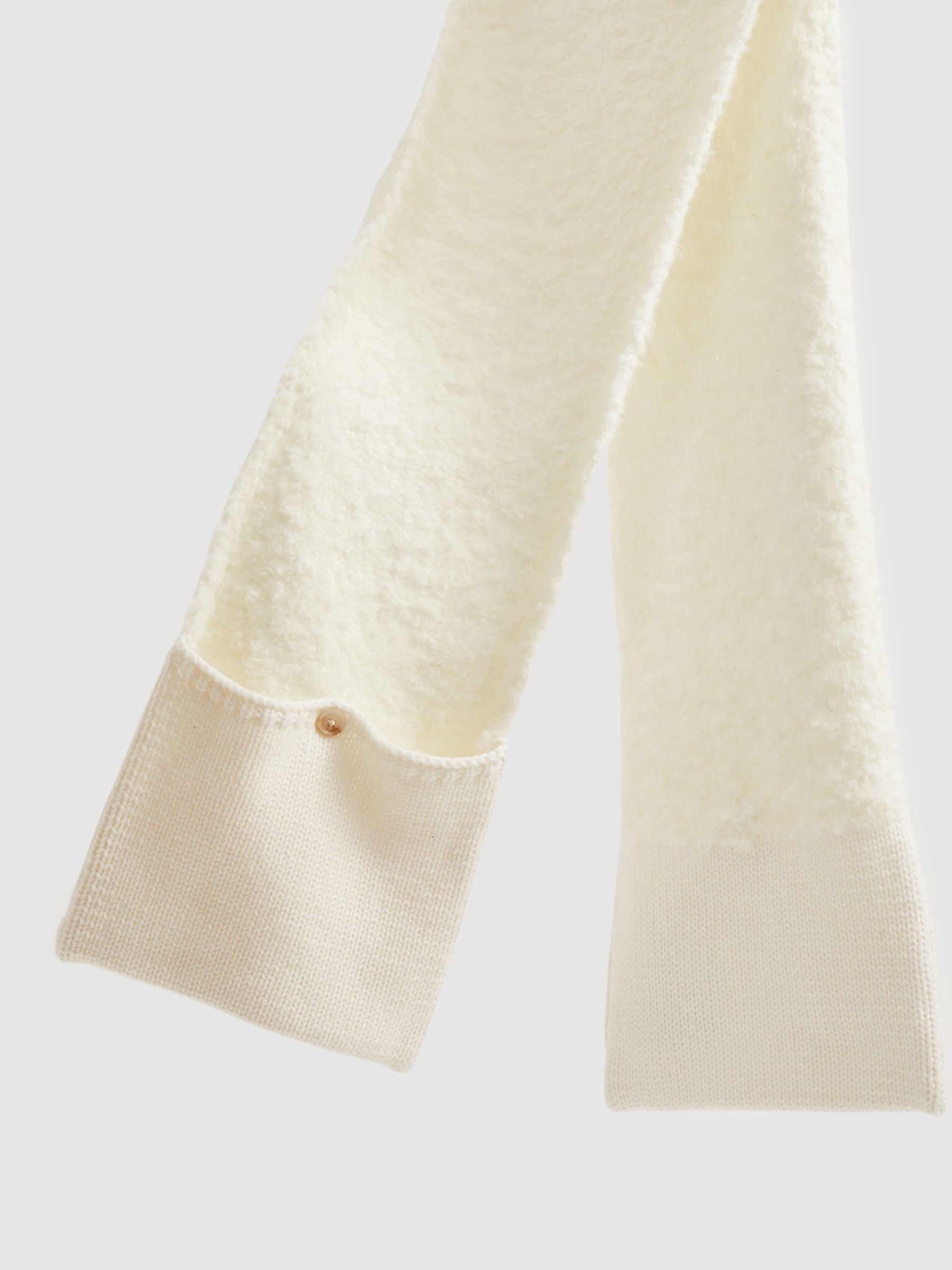 Pouch-Pocket Fluffy Scarf With Wool And Cashmere in Cream - Image 4 of 4