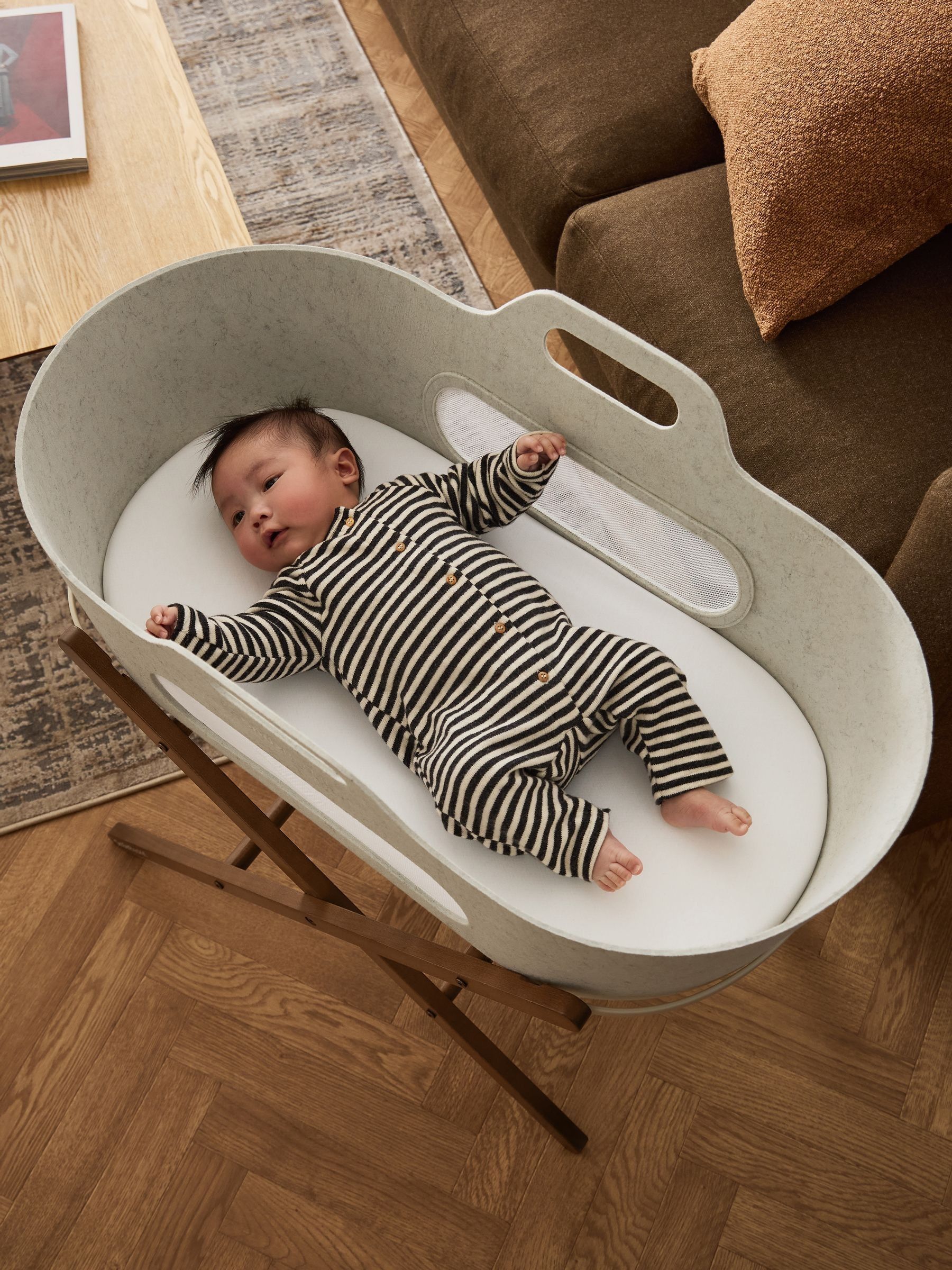 Snuz Barley or Walnut SnuzBaskit Moses Basket & Stand Set - Image 2 of 9