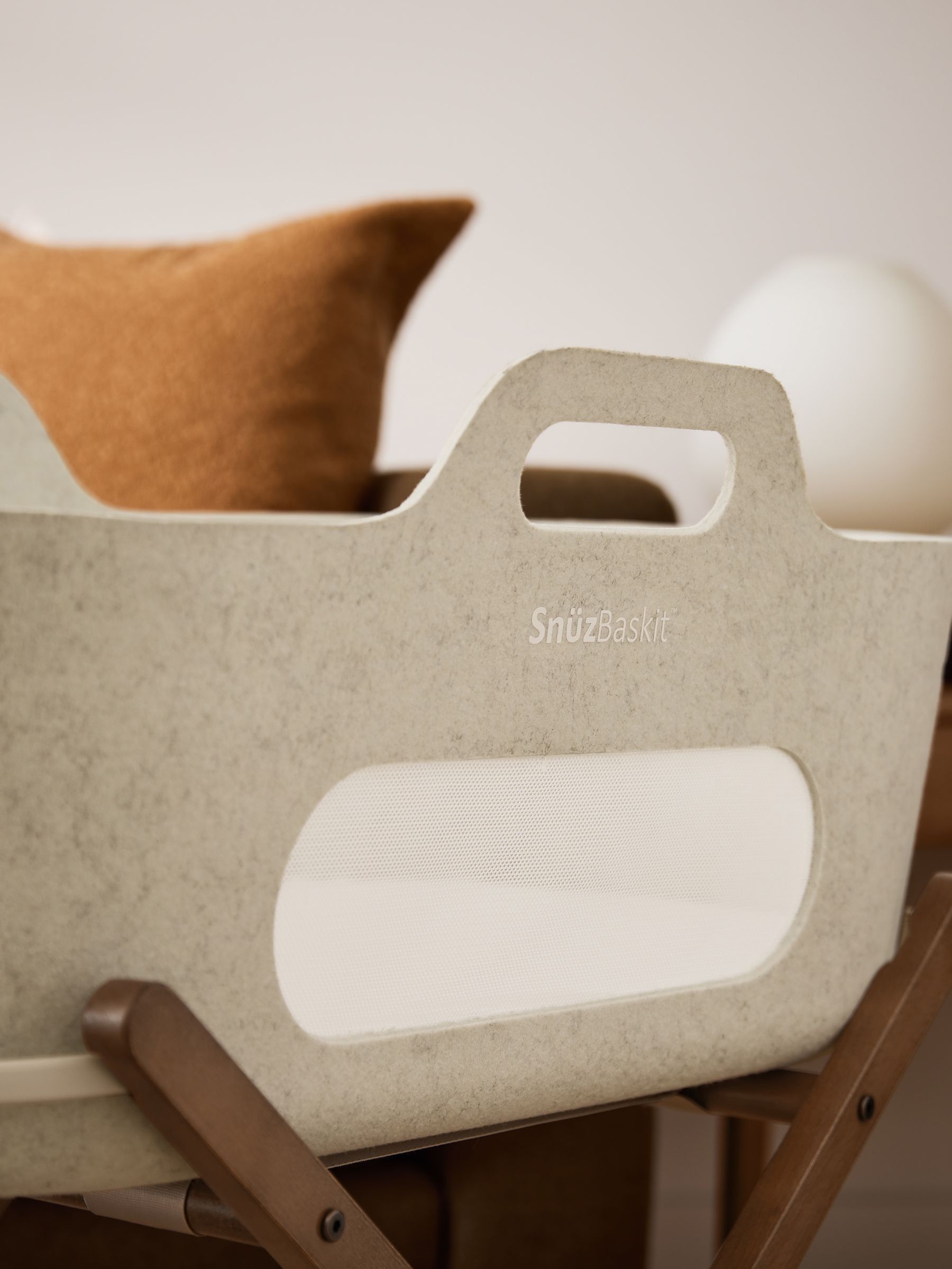 Snuz Barley or Walnut SnuzBaskit Moses Basket & Stand Set - Image 4 of 9