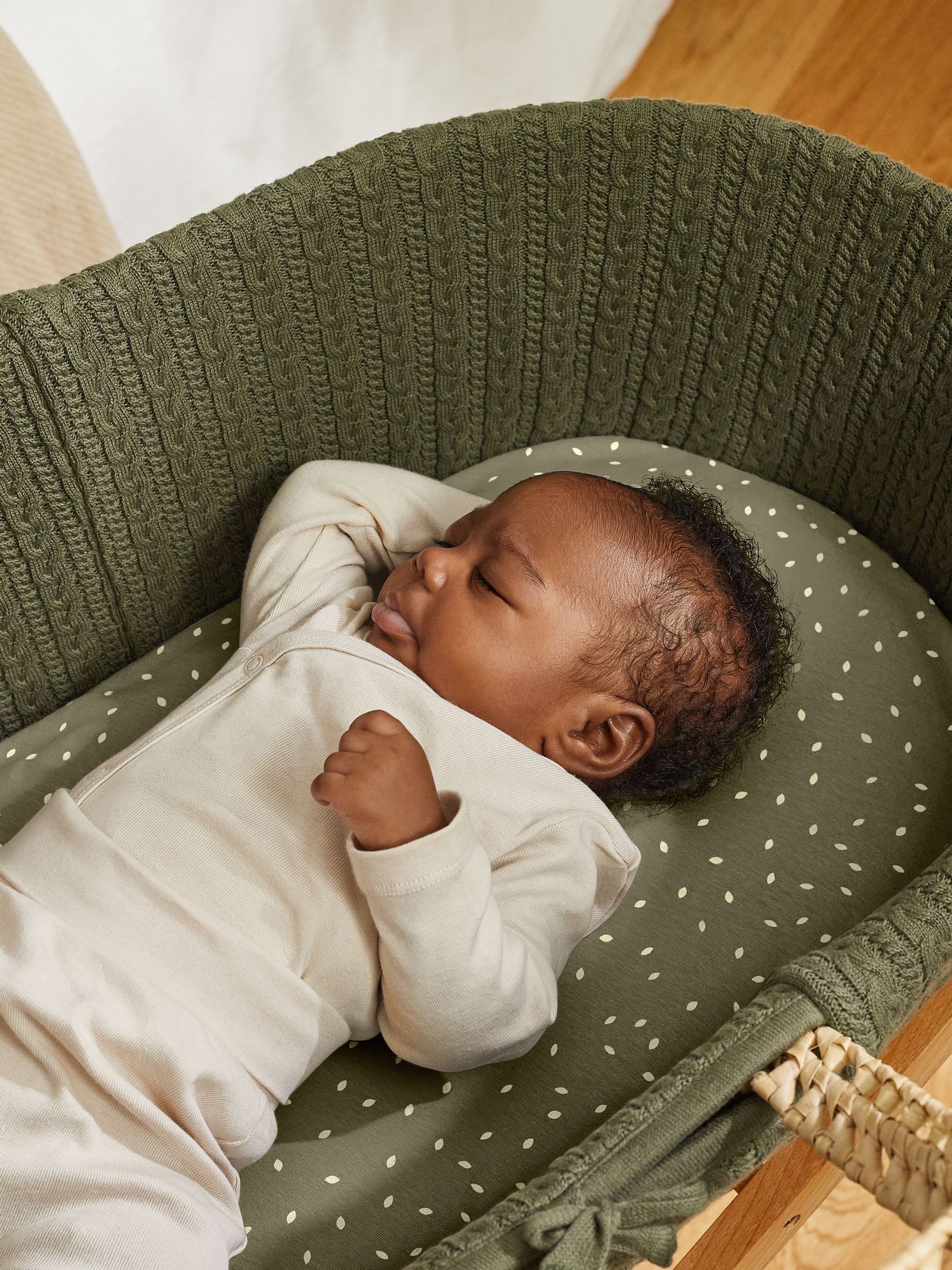 The Little Green Sheep Juniper Cable Knit Moses Basket & Mattress - Image 5 of 5