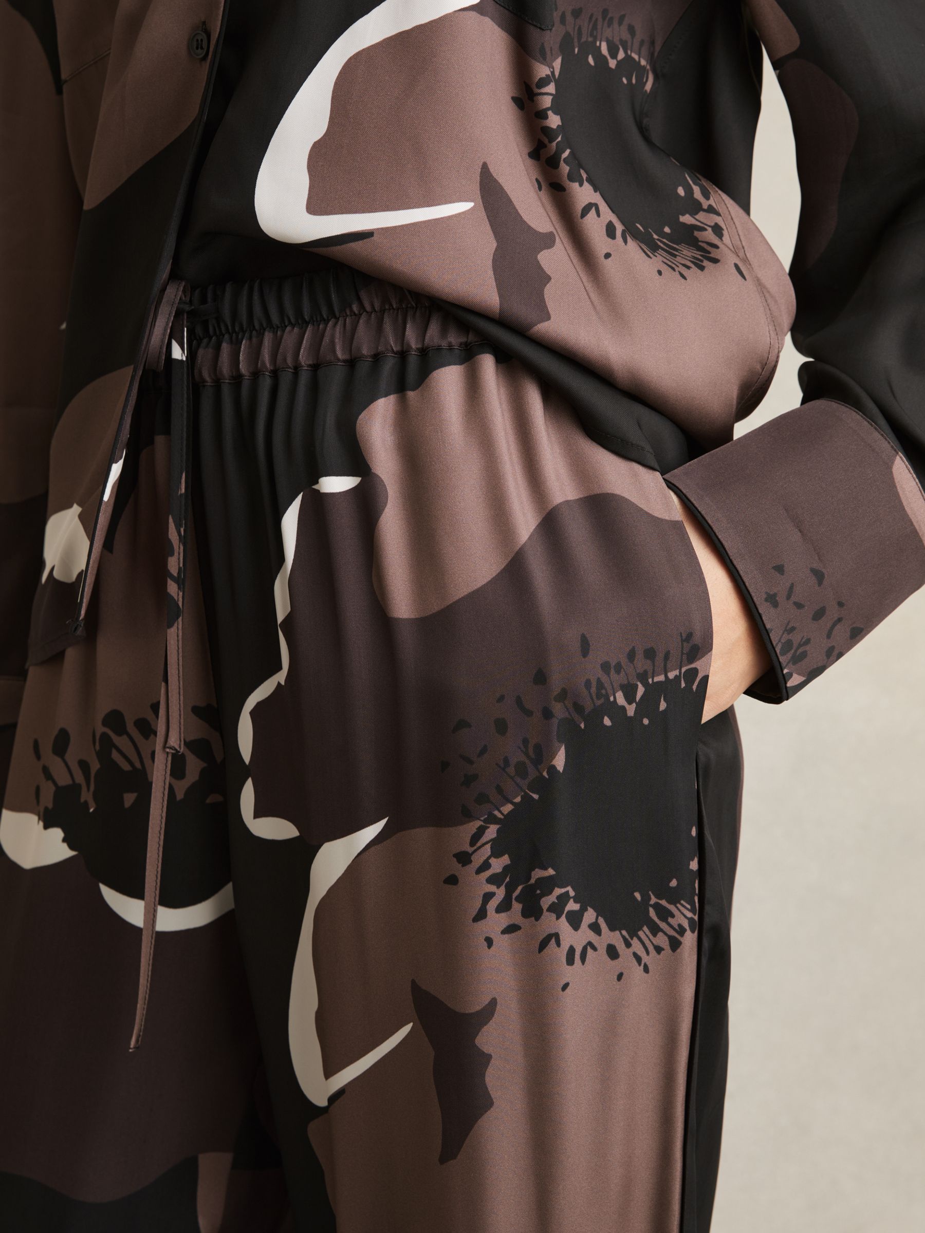 Floral-Print Wide-Leg Trousers in Black/Brown - Image 4 of 7
