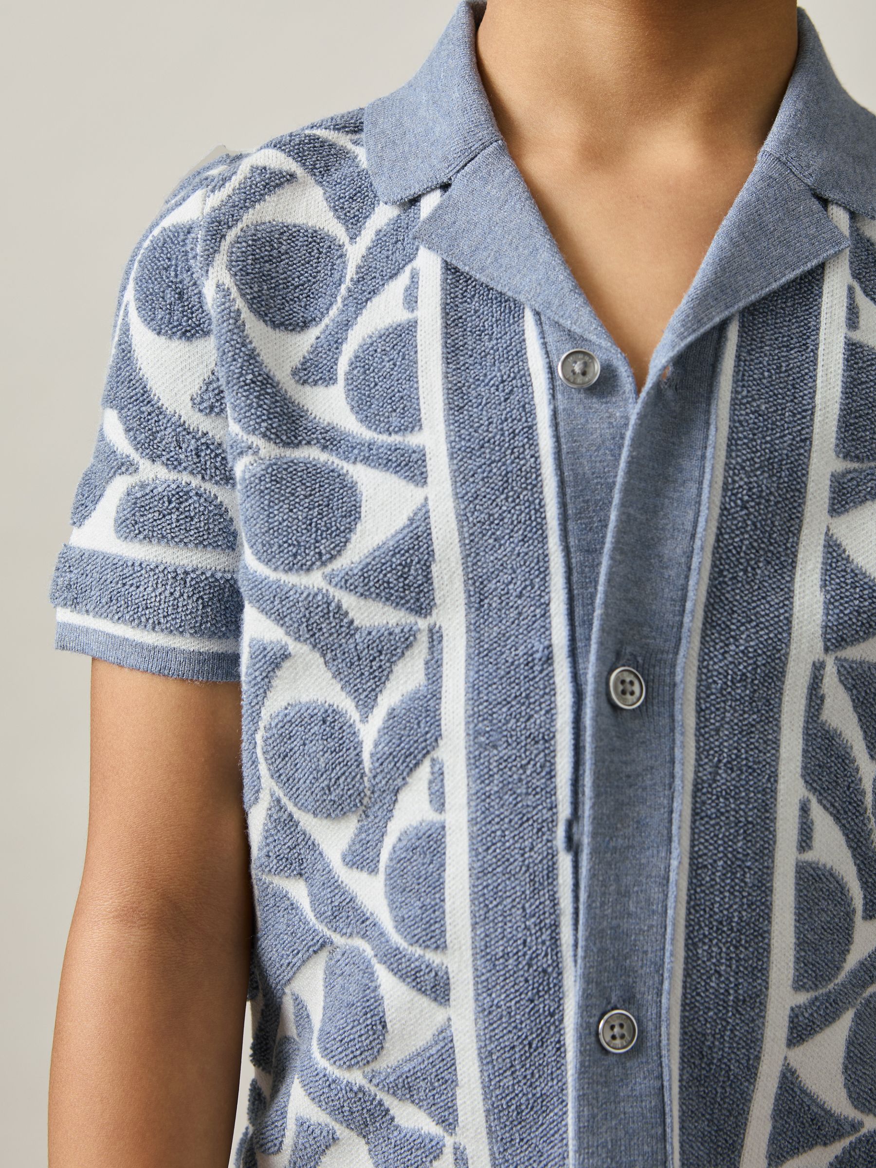 Abstract-Pattern Towelling Shirt in Soft Blue/White - Image 3 of 4