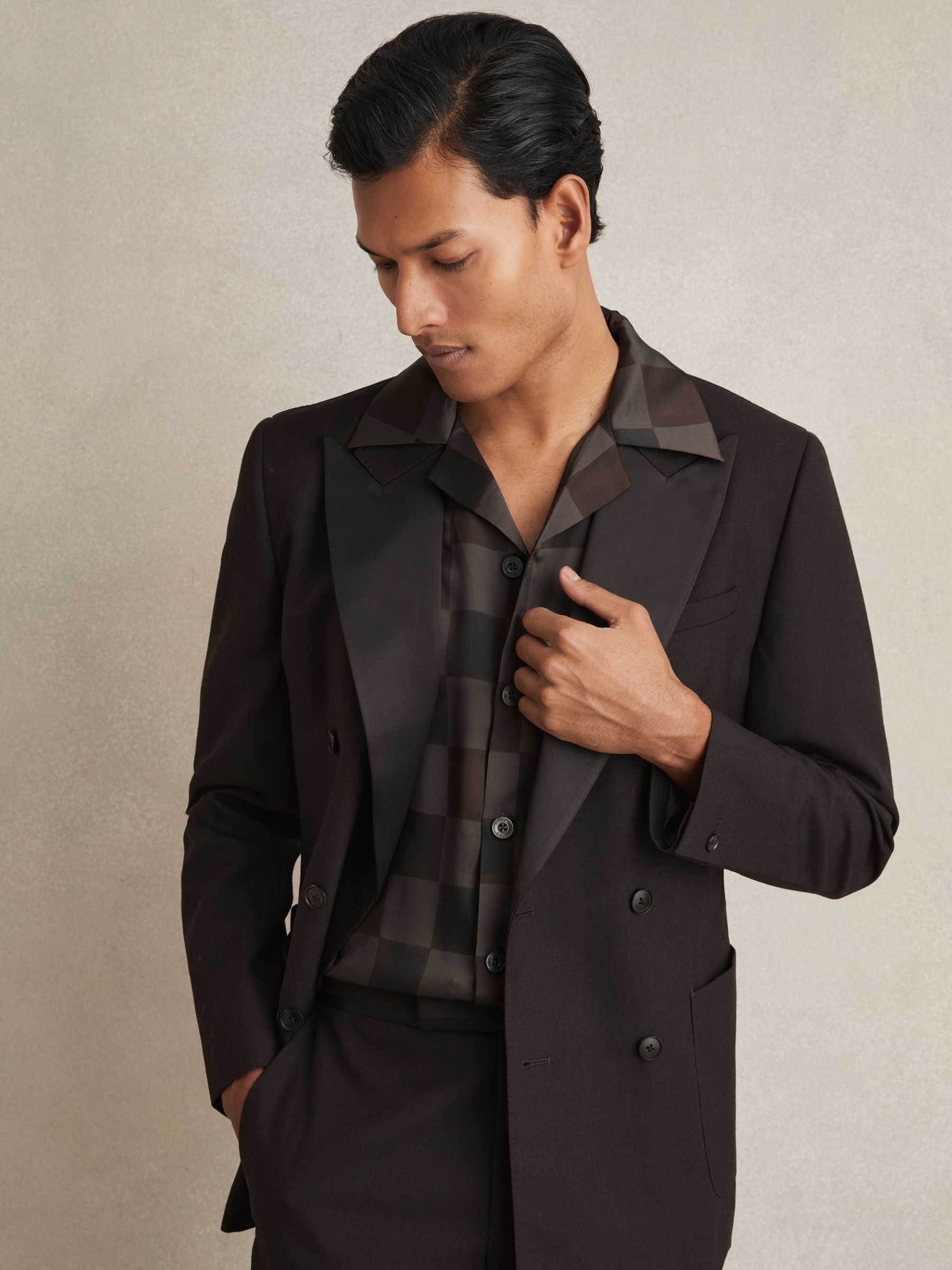 Chequered-Print Cuban-Collar Shirt in Brown - Image 5 of 7