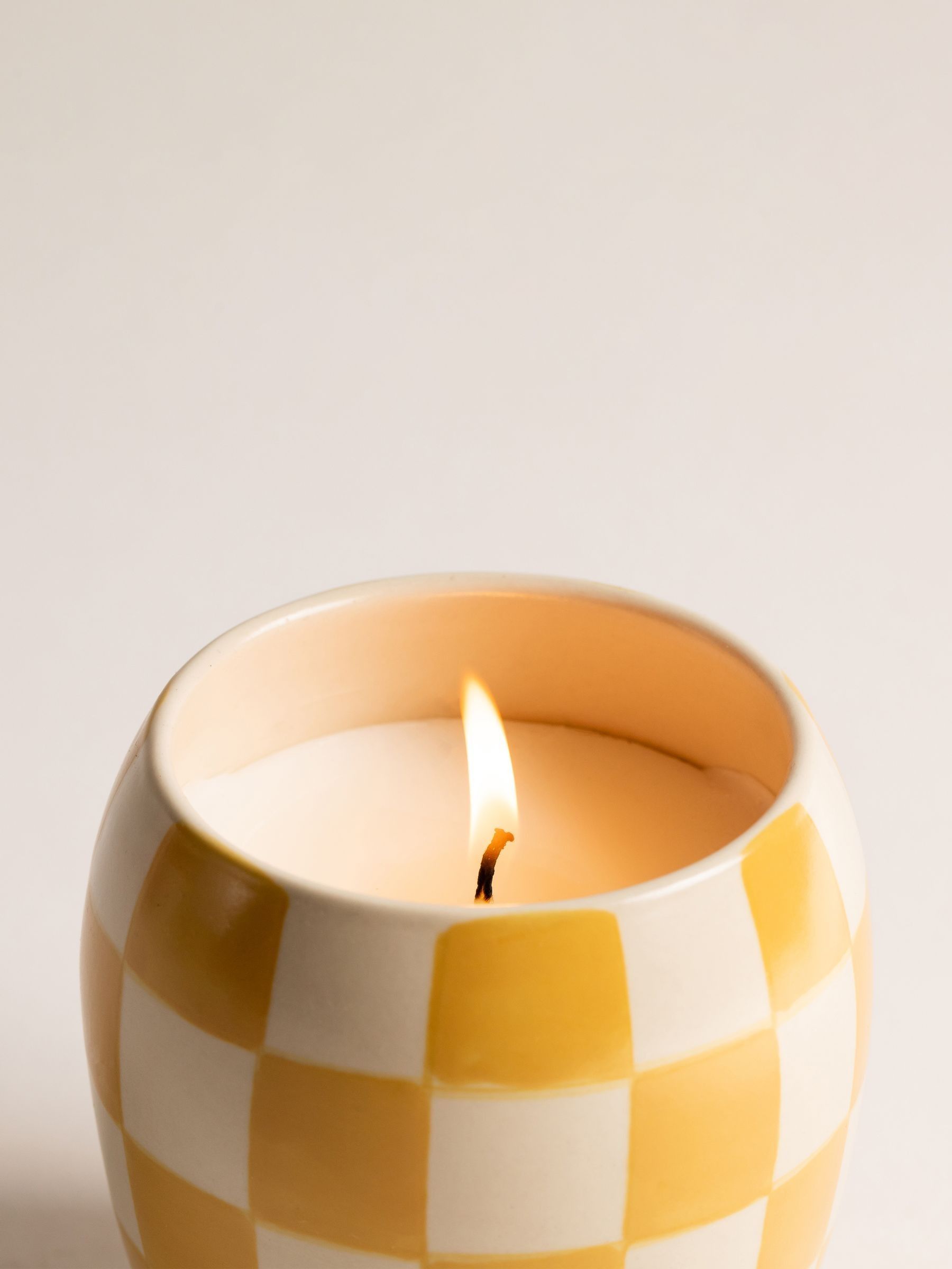 Paddywax Checkmate Golden Checkered Porcelain Candle 311g - Image 2 of 3 Paddywax Checkmate Golden Checkered Porcelain Candle 311g - Image 2 of 3
