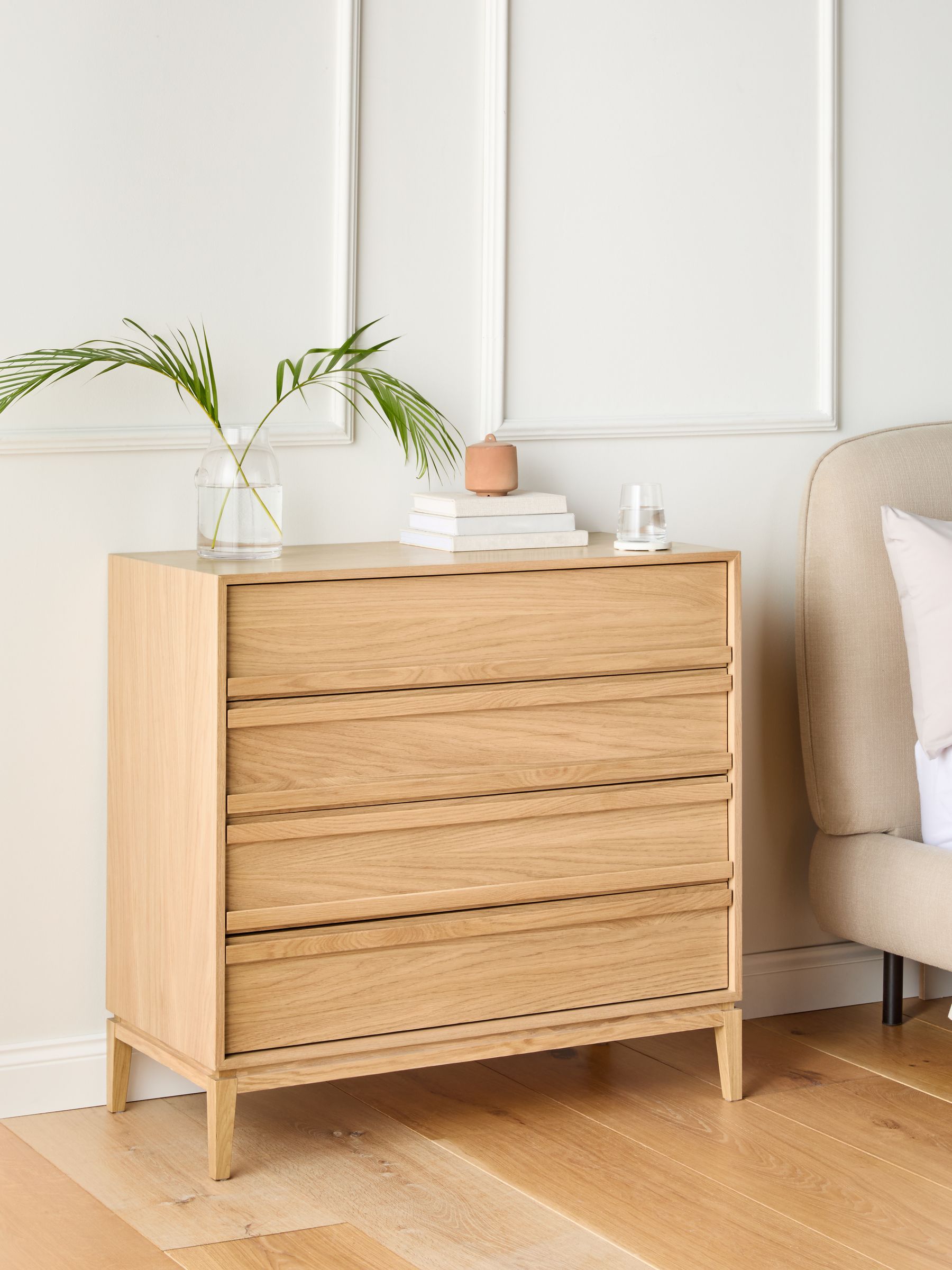 Jasper Conran London Oak 4 Drawer Belgrave Walnut Chest of Drawers - Image 2 of 9