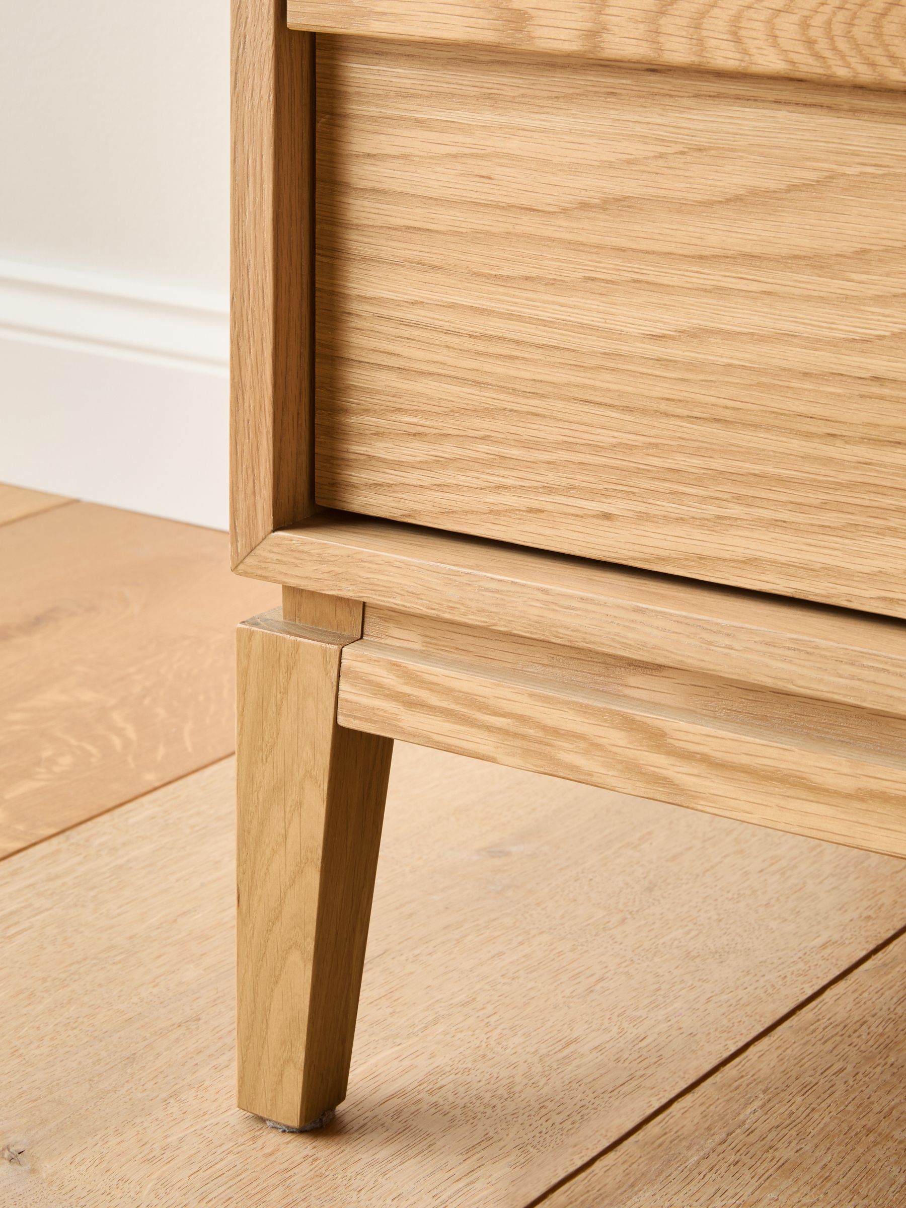 Jasper Conran London Oak 4 Drawer Belgrave Walnut Chest of Drawers - Image 3 of 9