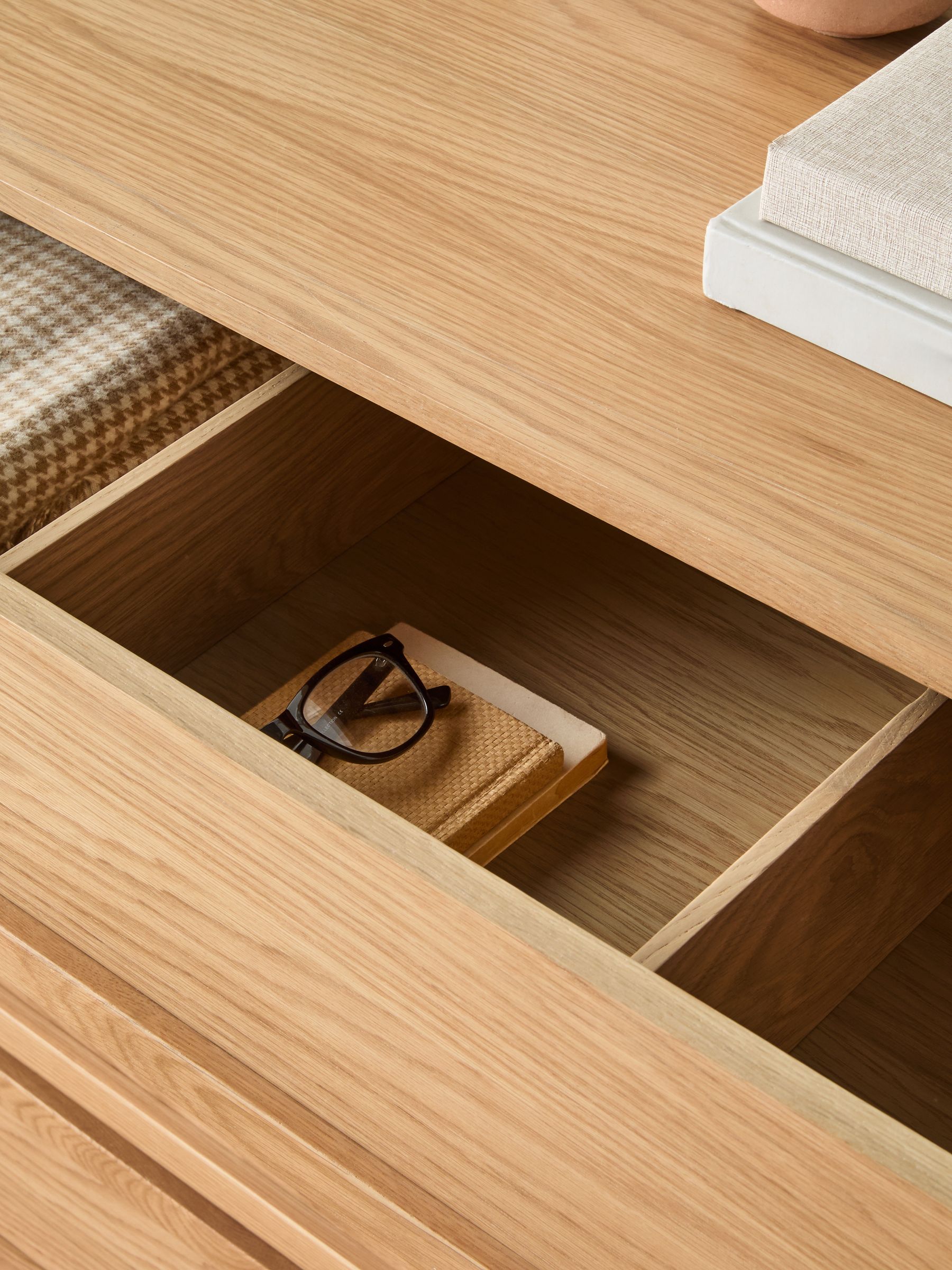 Jasper Conran London Oak 4 Drawer Belgrave Walnut Chest of Drawers - Image 4 of 9