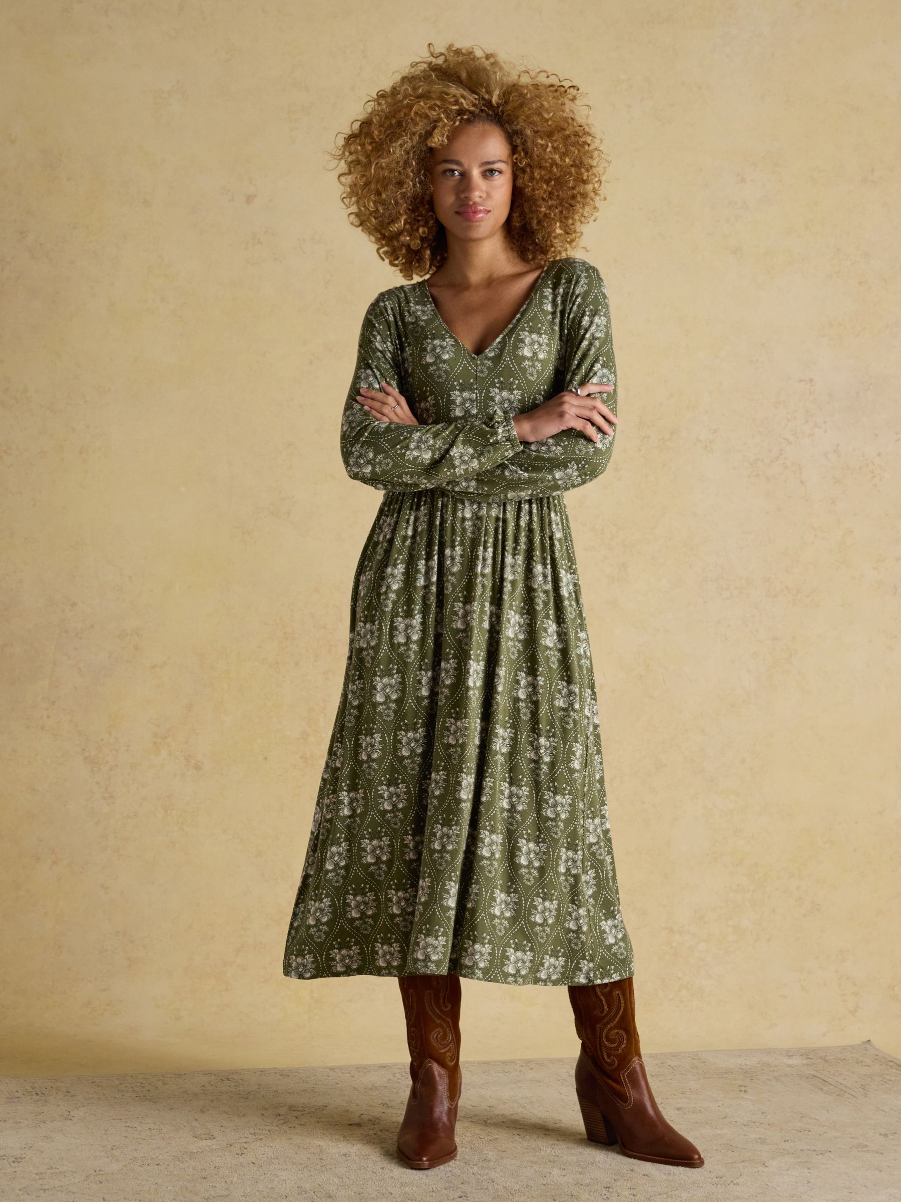 Nia Green Long Sleeve V-Neck Midaxi Dress - Image 4 of 7