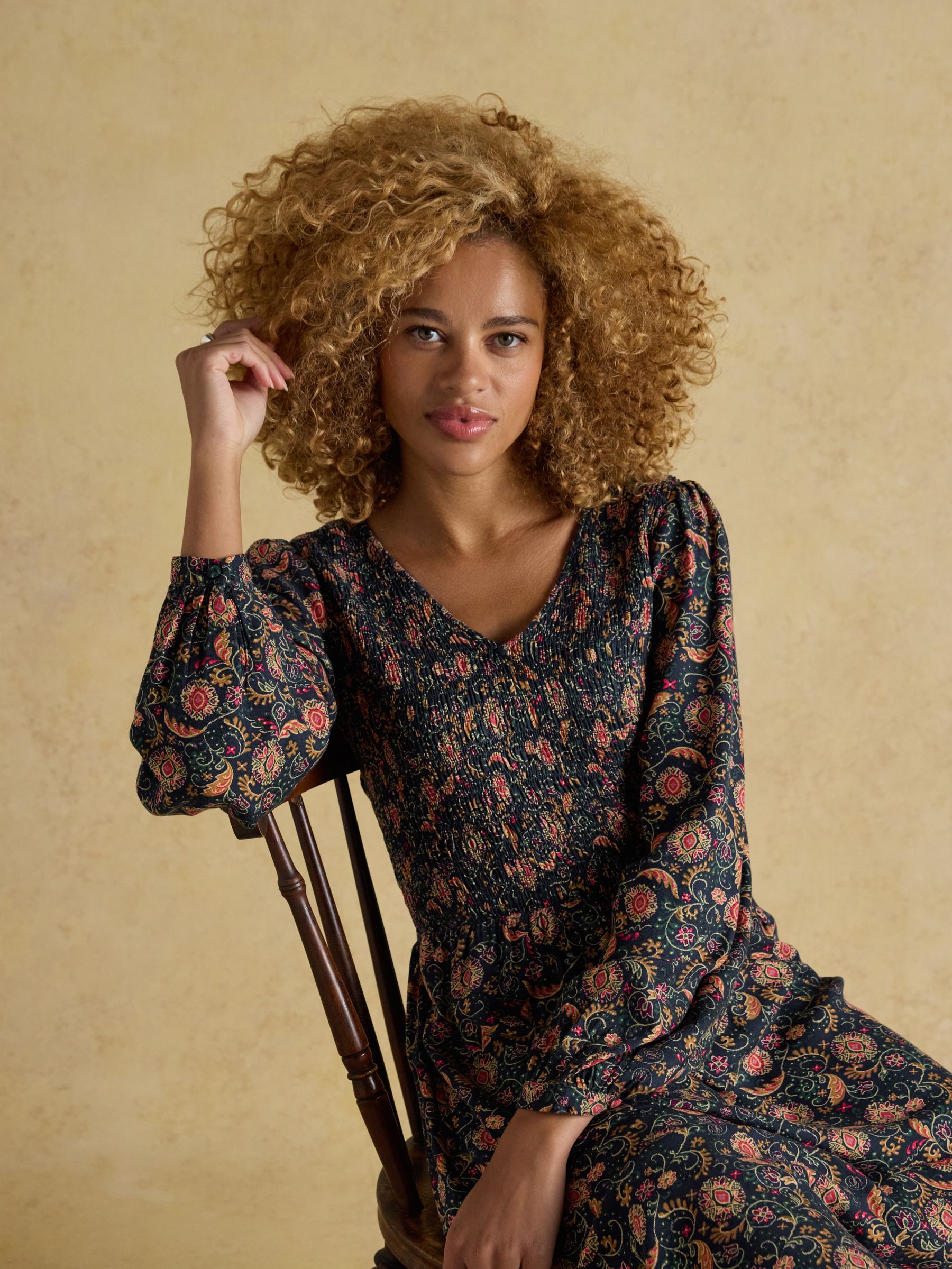 Lilliana Navy Shirred V-Neck Long Sleeve Midi Print Dress - Image 6 of 8