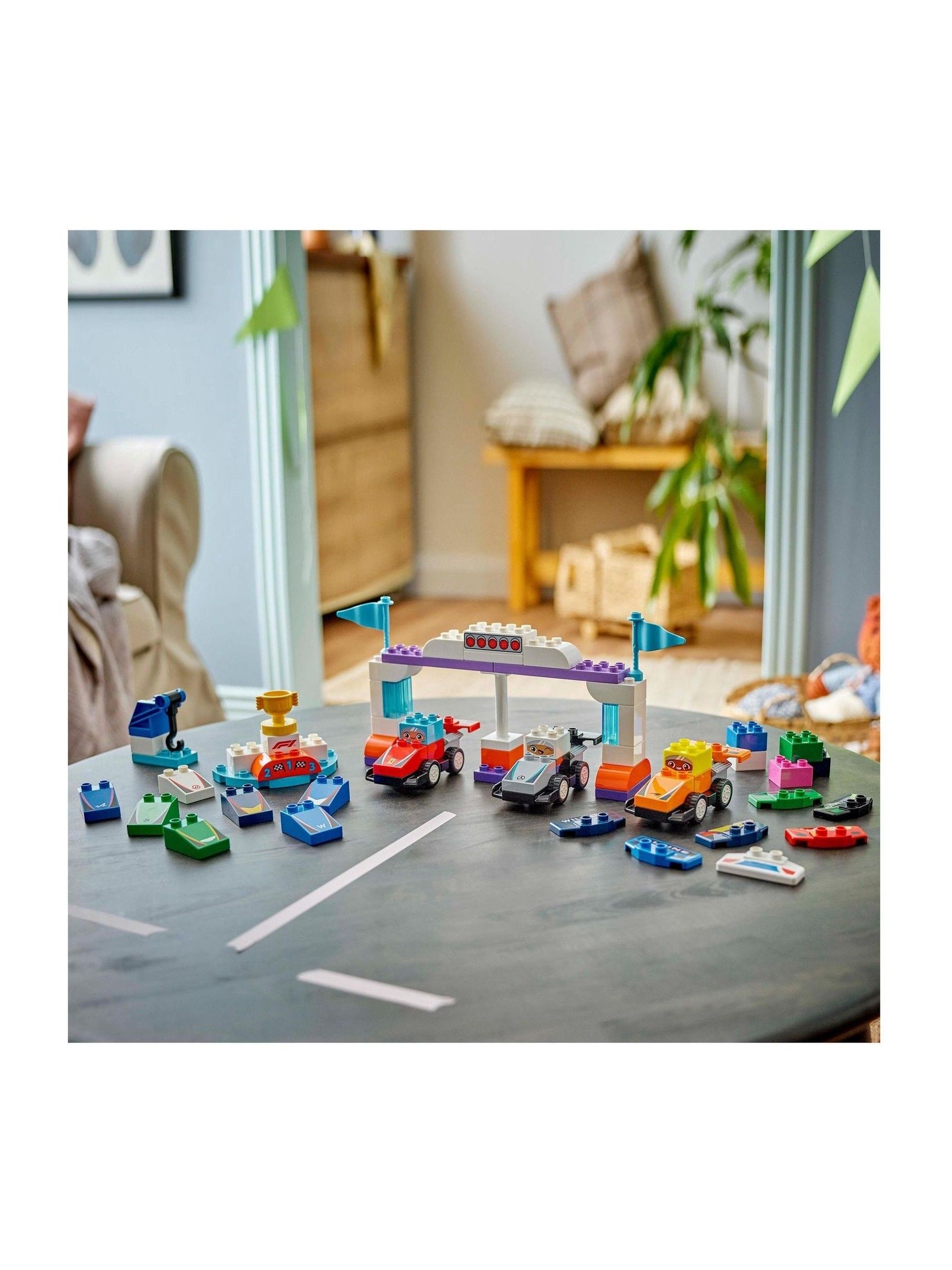 Lego DUPLO F1 Team Race Cars And Drivers Toy Set 10445 - Image 7 of 8