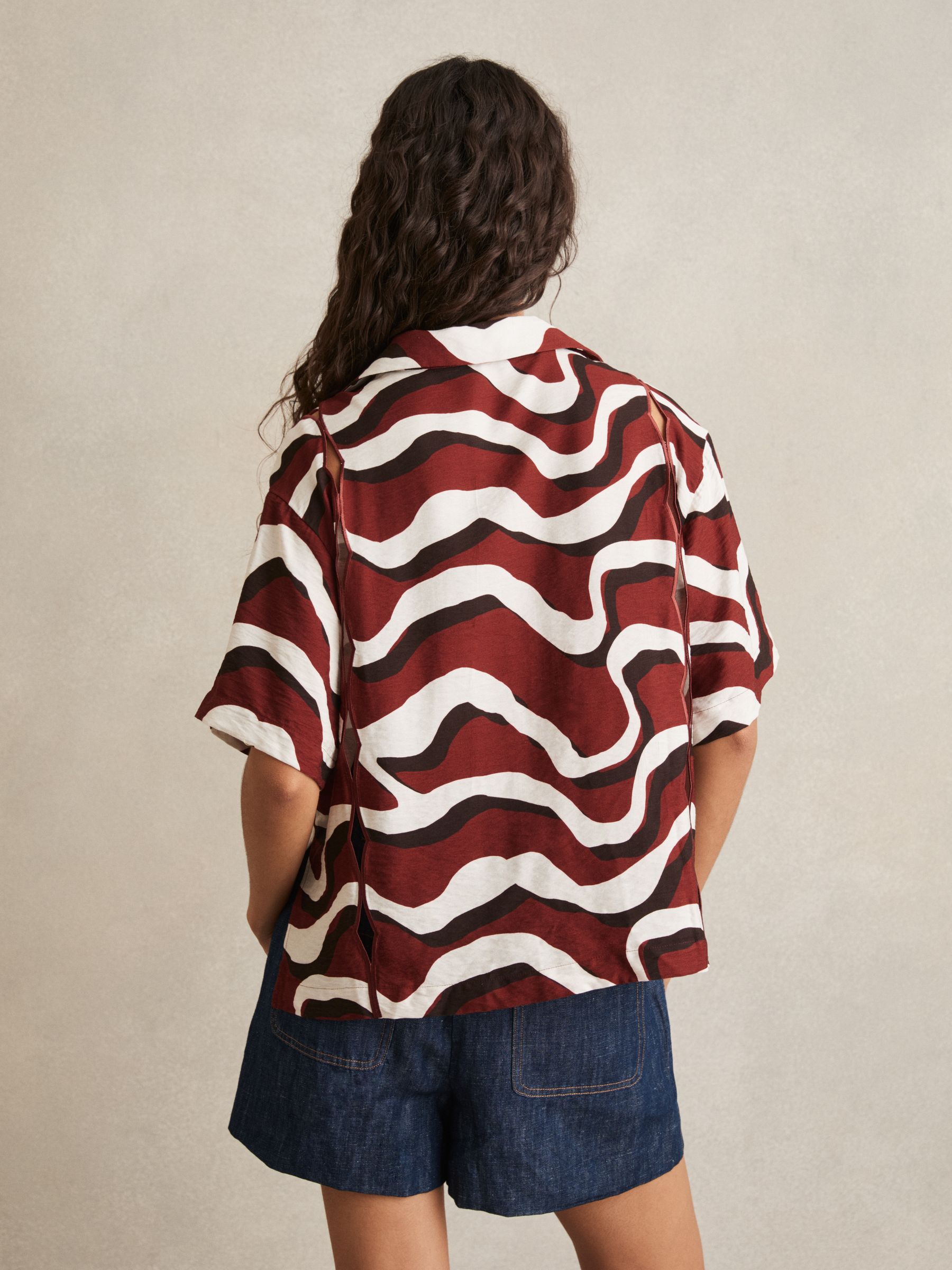 Wave-Print Cut-Out Shirt in White - image 4
