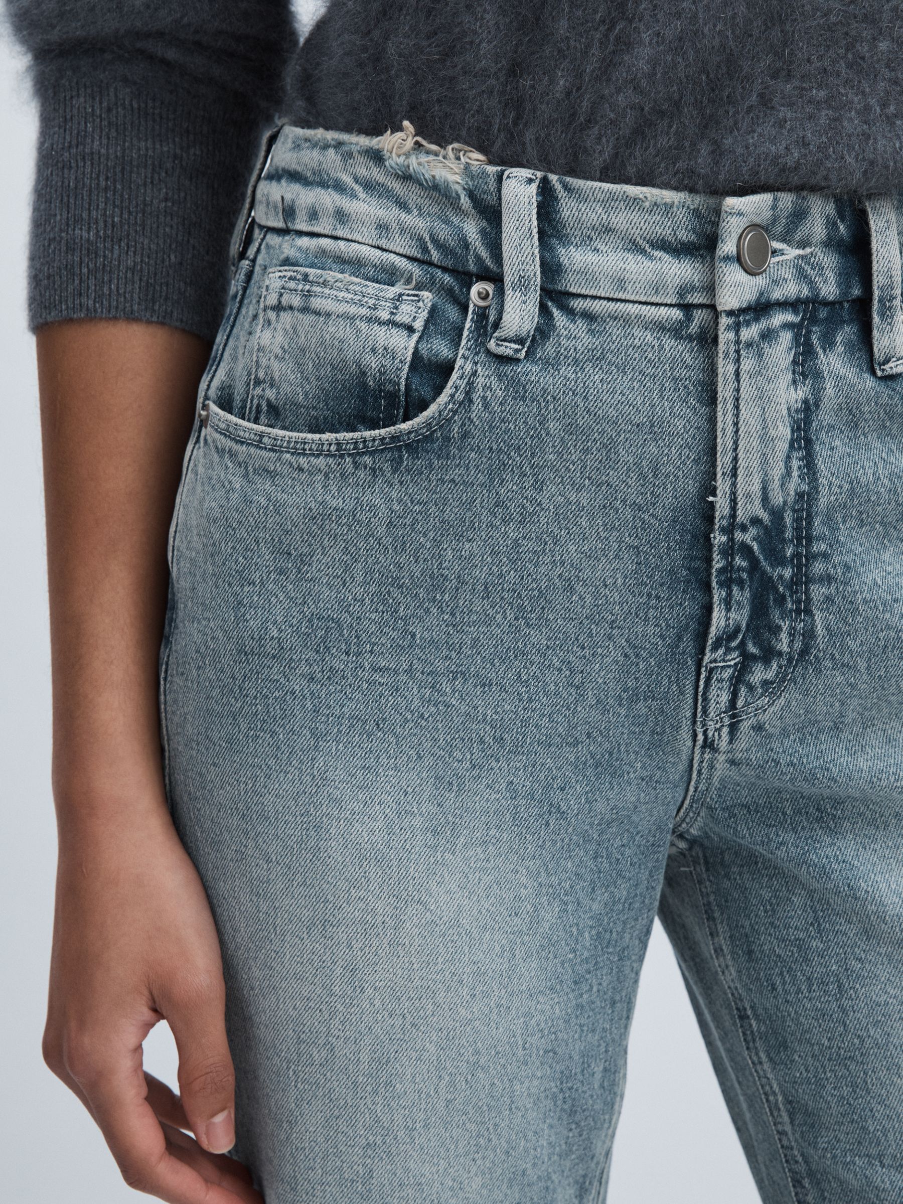 Good American Straight-Leg Slit-Hem Jeans in Light Indigo - image 5