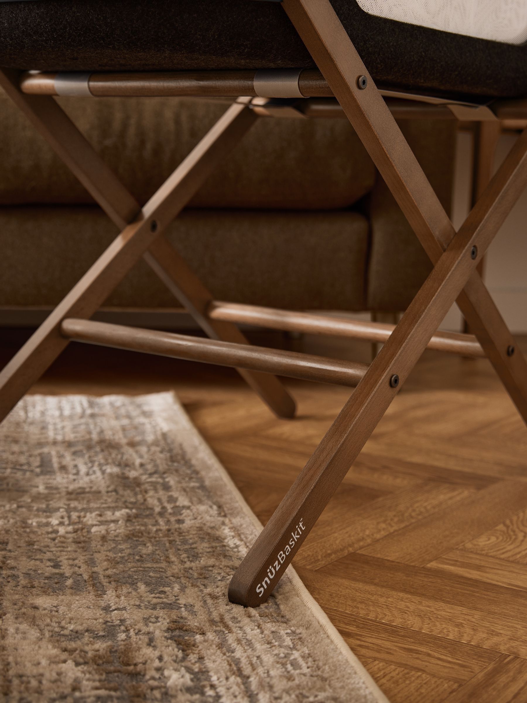 Snuz Graphite/Walnut SnuzBaskit Moses Basket & Stand Set - Image 3 of 8