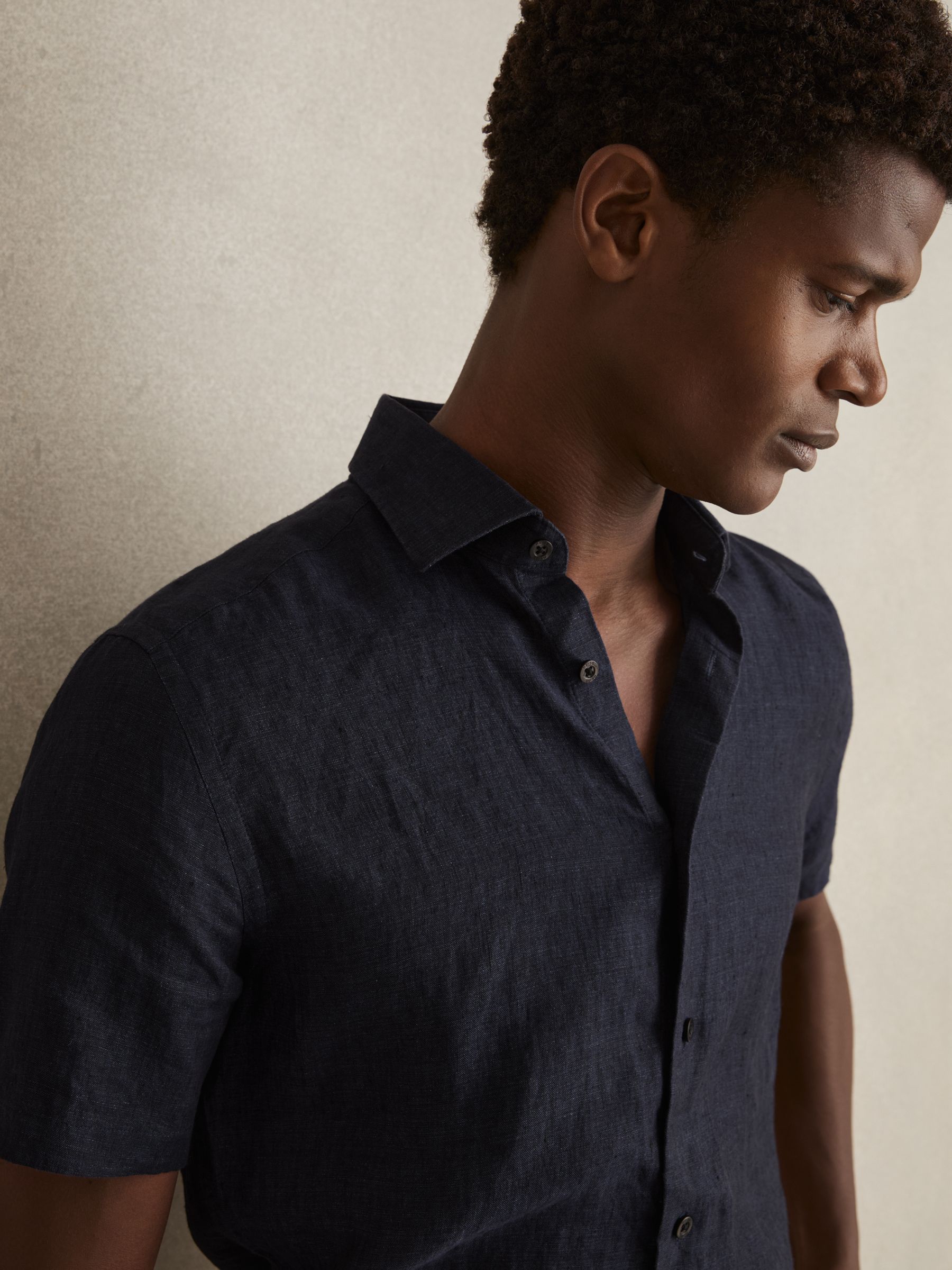 Linen Short-Sleeve Shirt in Navy - Image 4 of 6