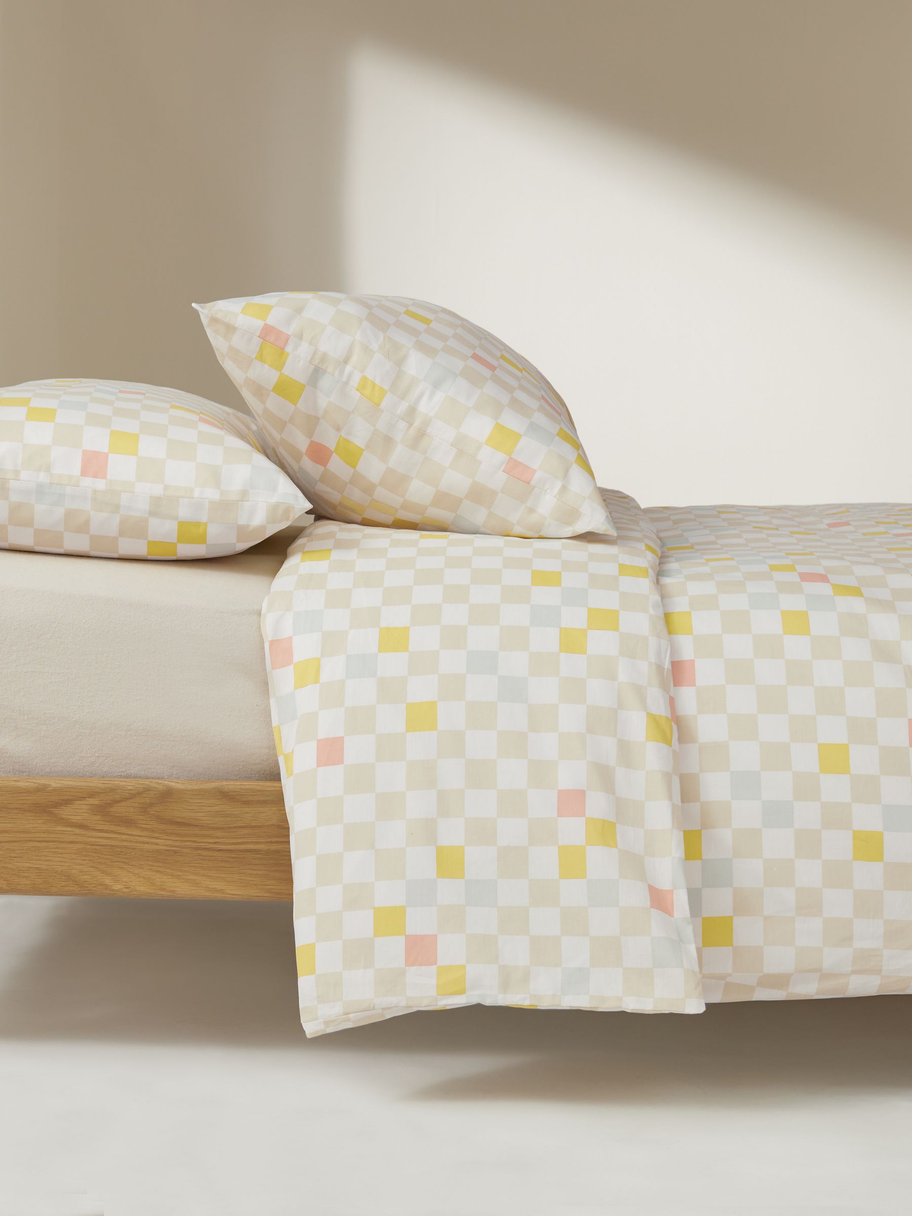 Checkers 180 Thread Count Duvet Cover and Pillowcase Set in Yellow - Image 2 of 4