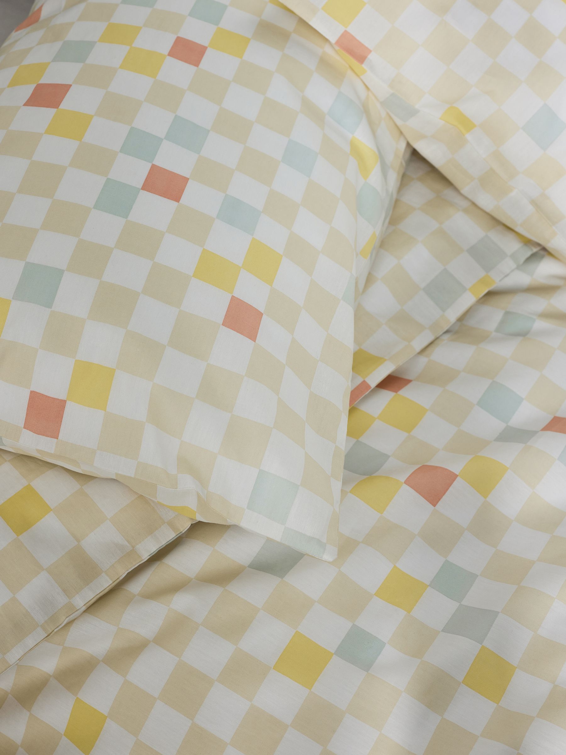 Checkers 180 Thread Count Duvet Cover and Pillowcase Set in Yellow - Image 3 of 4
