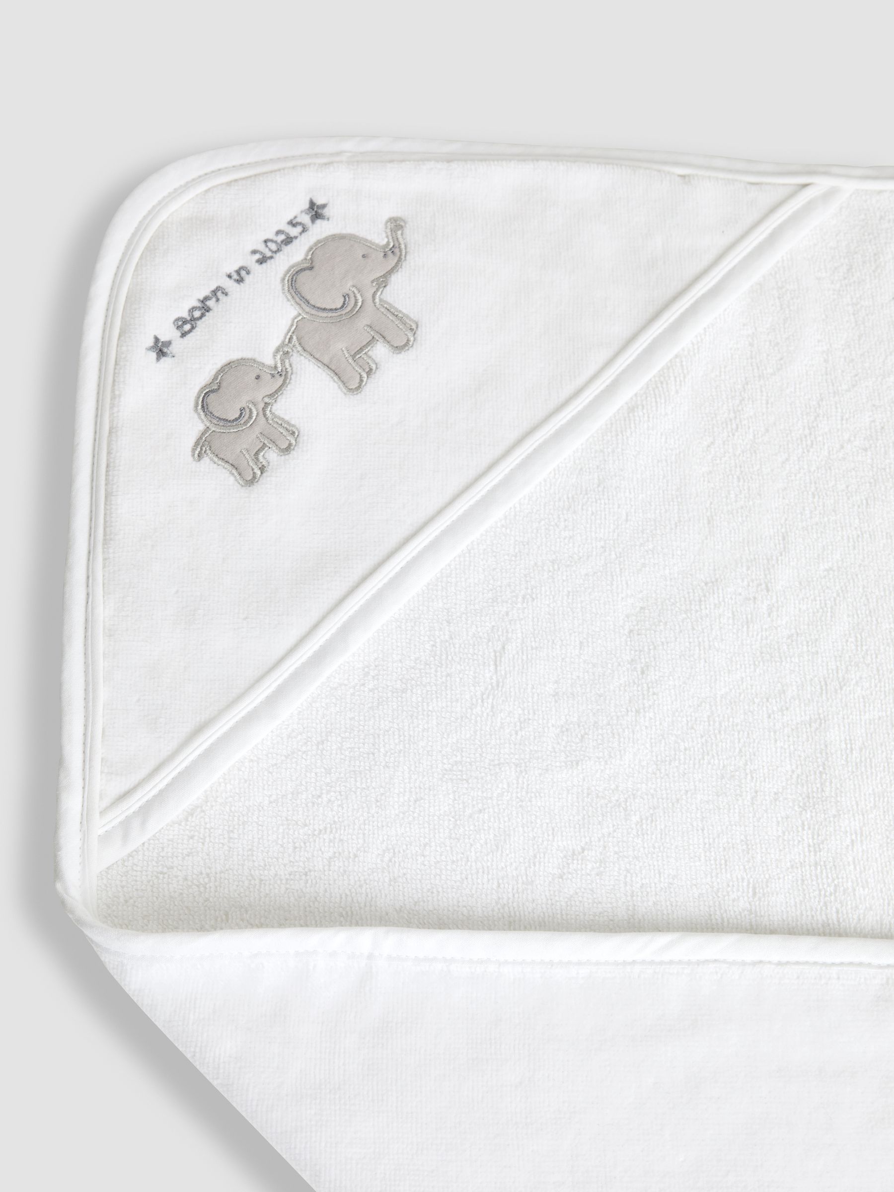 Born in 2025 Hooded Towel & Wash Mit - Image 4 of 4