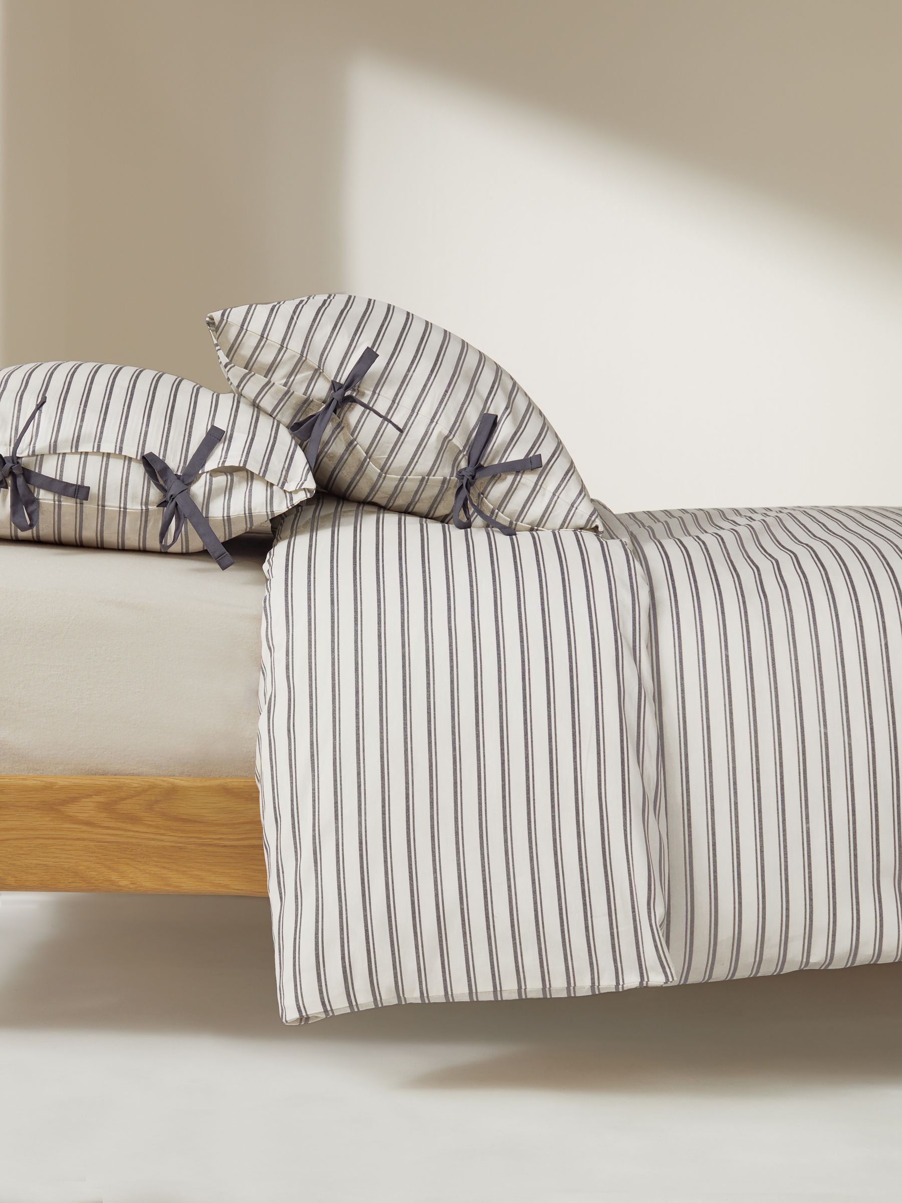 Otto 180 Thread Count Duvet Cover and Pillowcase Set in Grey - Image 2 of 5
