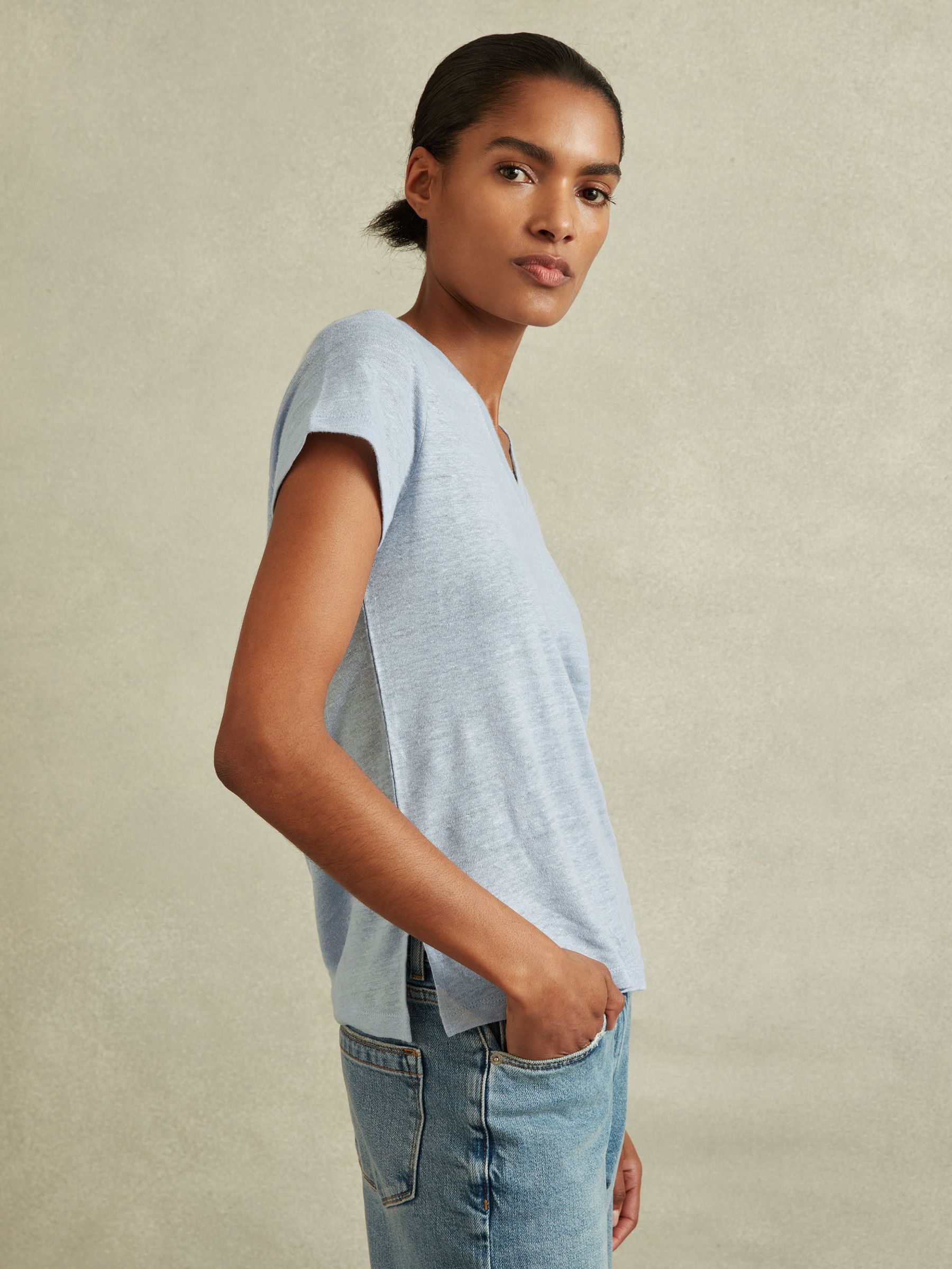 Marled Linen V Neck T-Shirt in Light Blue - Image 3 of 6