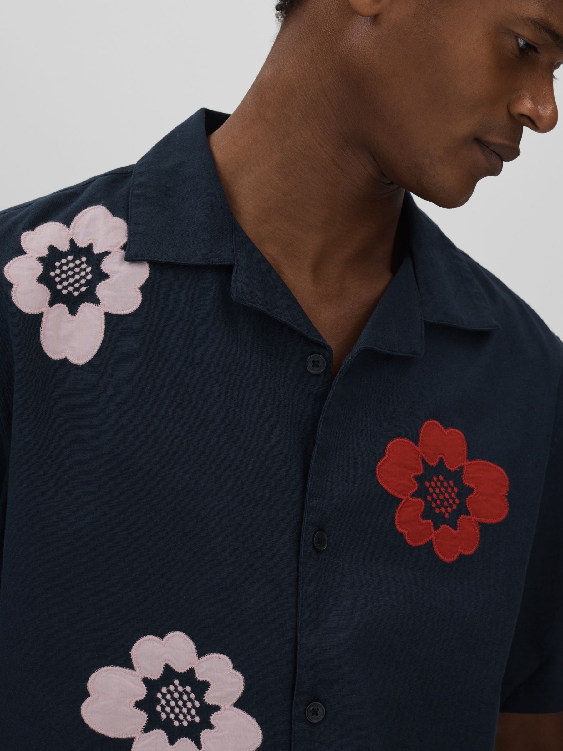 Wax London Relaxed Cotton Linen Applique Shirt in Navy - Image 5 of 6