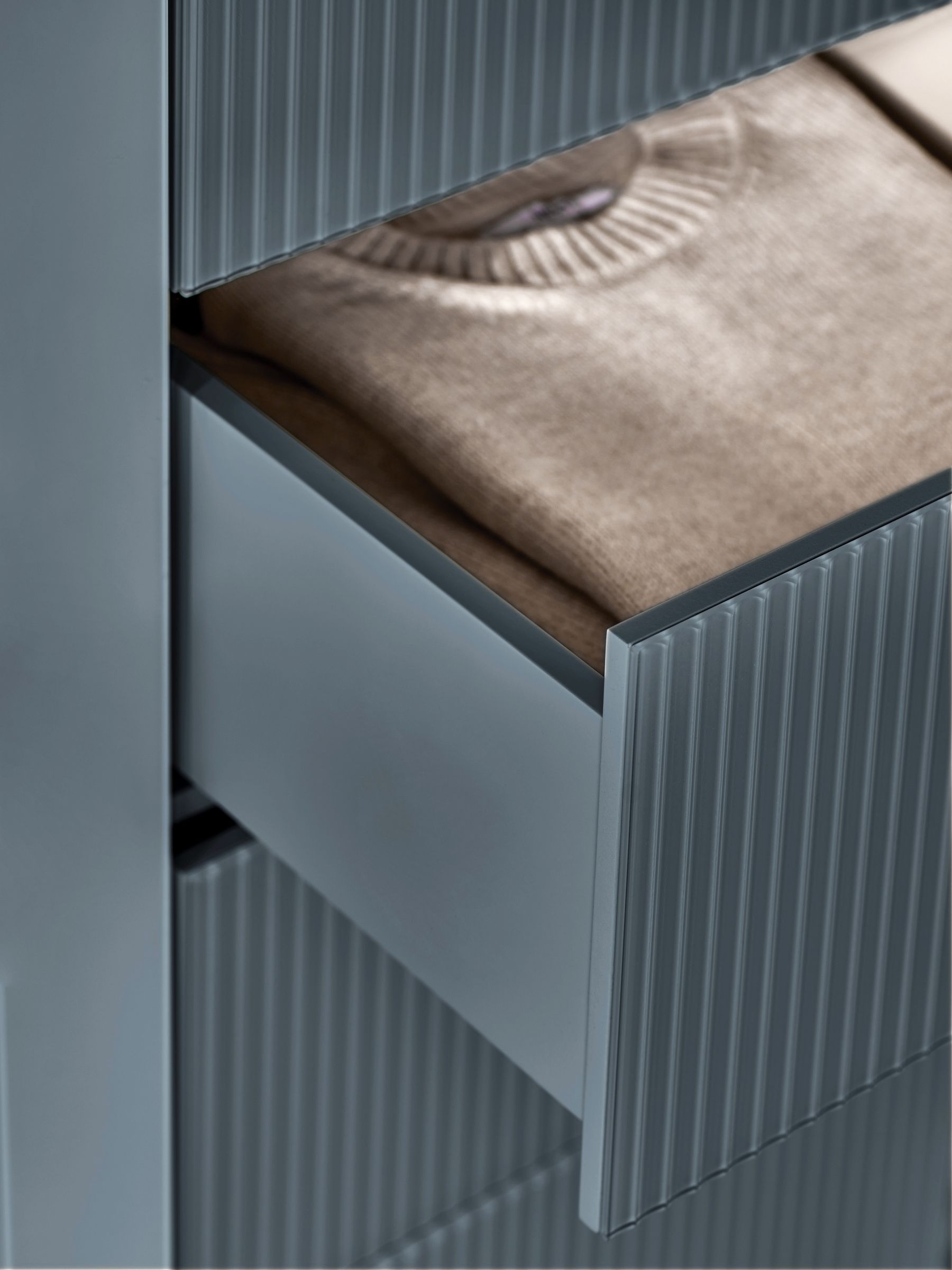 Eleni 5 Drawer Chest of Drawers in Blue Glass - Image 4 of 4