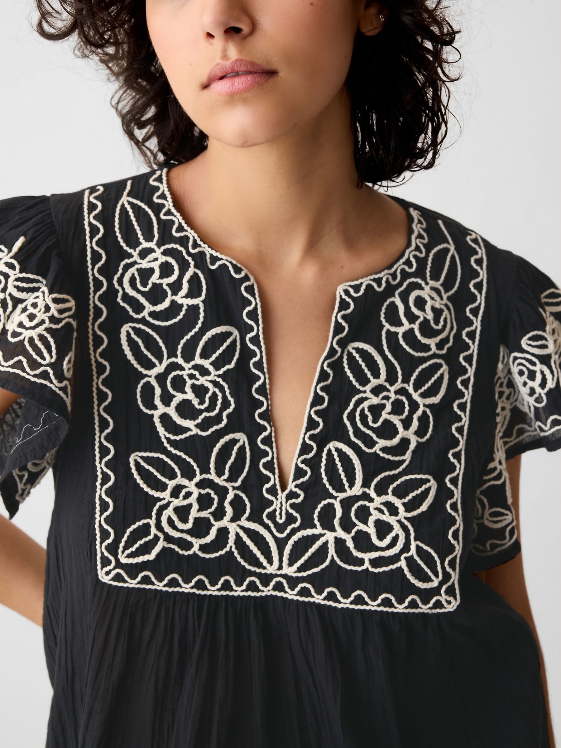 Black Crinkle Gauze Embroidered Cropped Shirt - Image 3 of 5