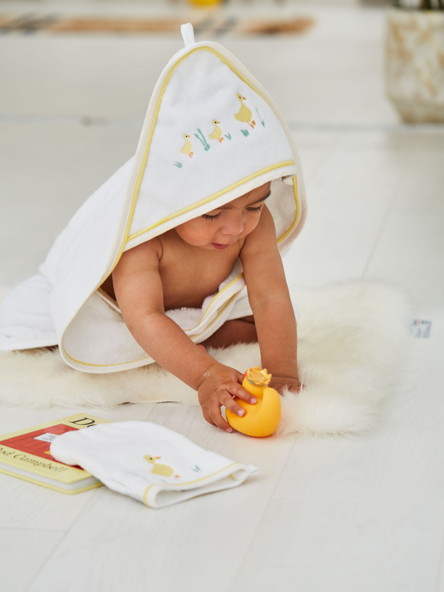 Duck Hooded Towel & Wash Mitt - Image 7 of 7