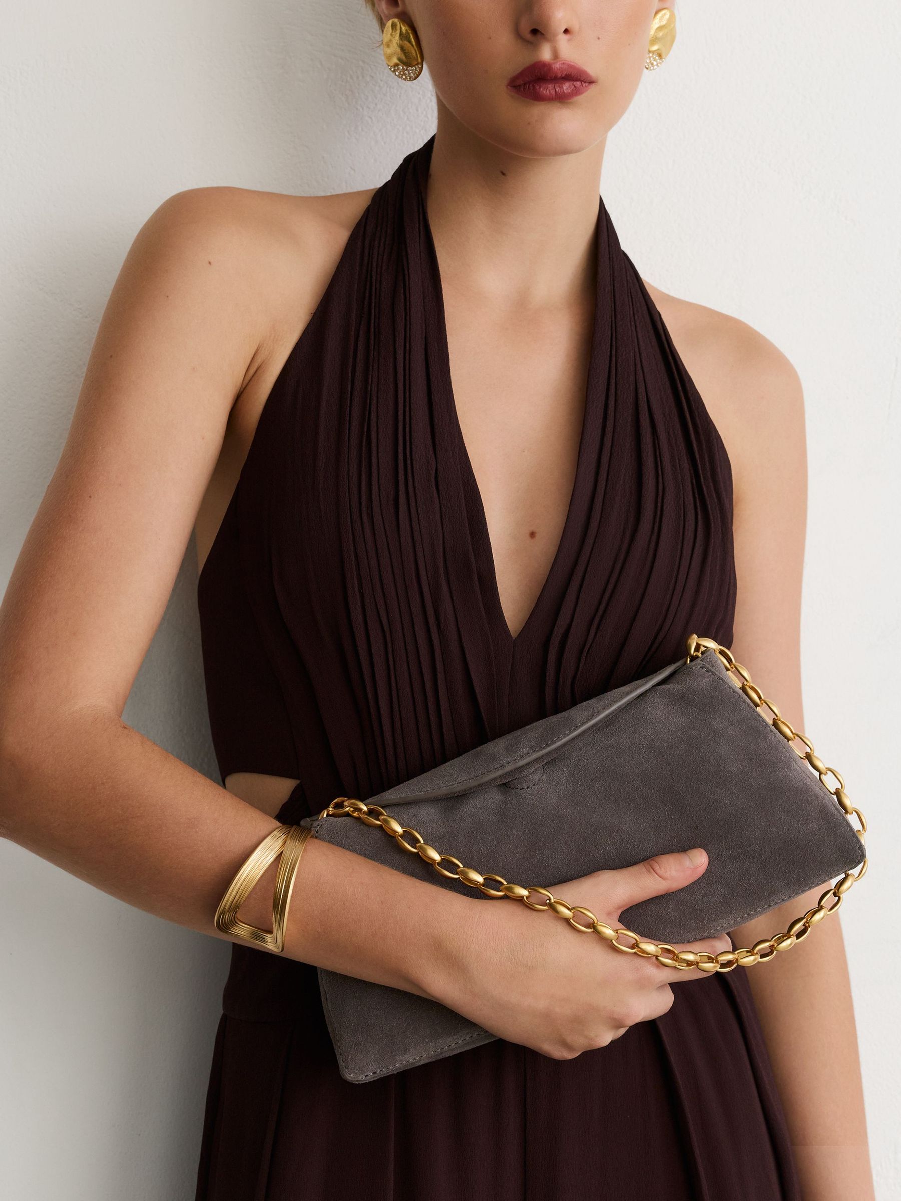 Suede Chain-Strap Clutch Bag in Grey - Obrázek 1 z 6