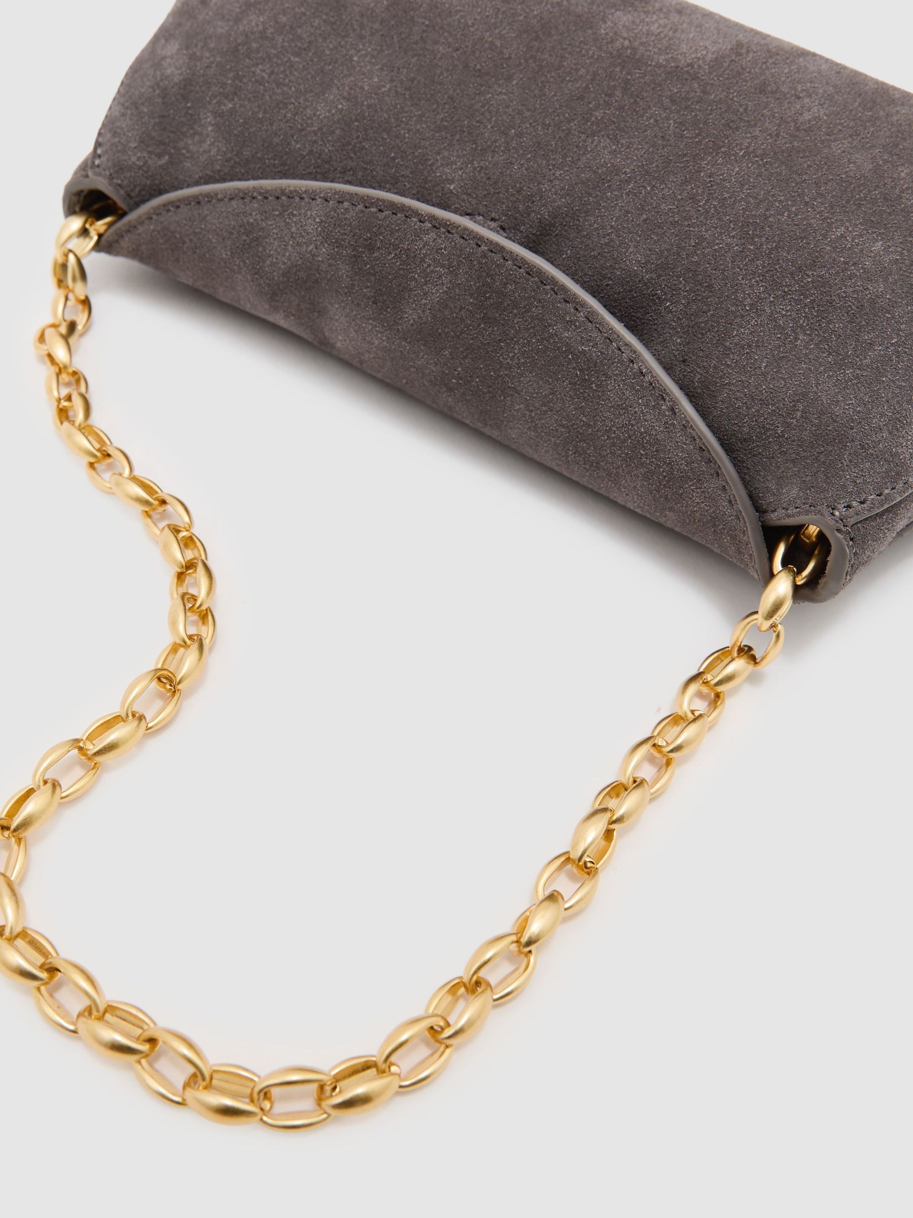 Suede Chain-Strap Clutch Bag in Grey - Obrázek 6 z 6
