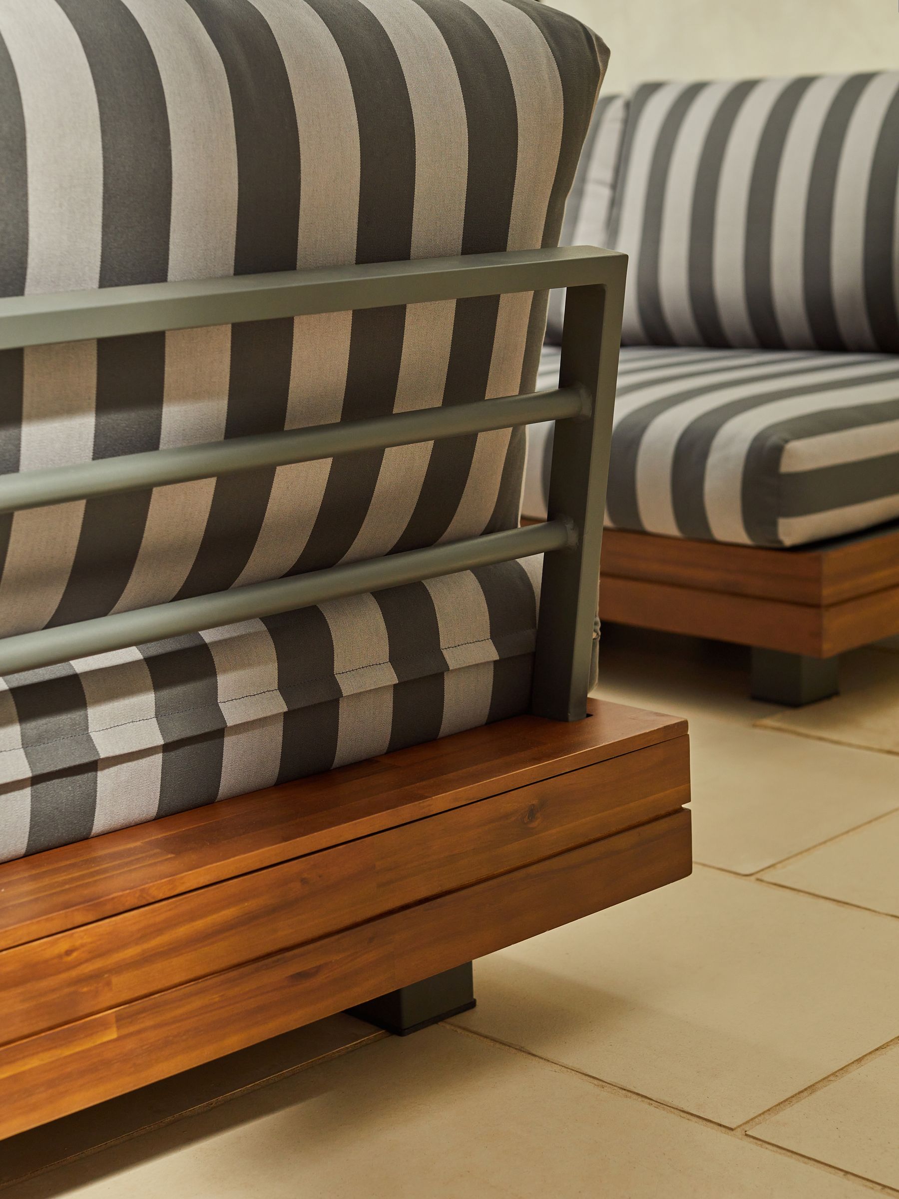 Avarna Garden Corner Lounge Set in Stripe - Image 3 of 9