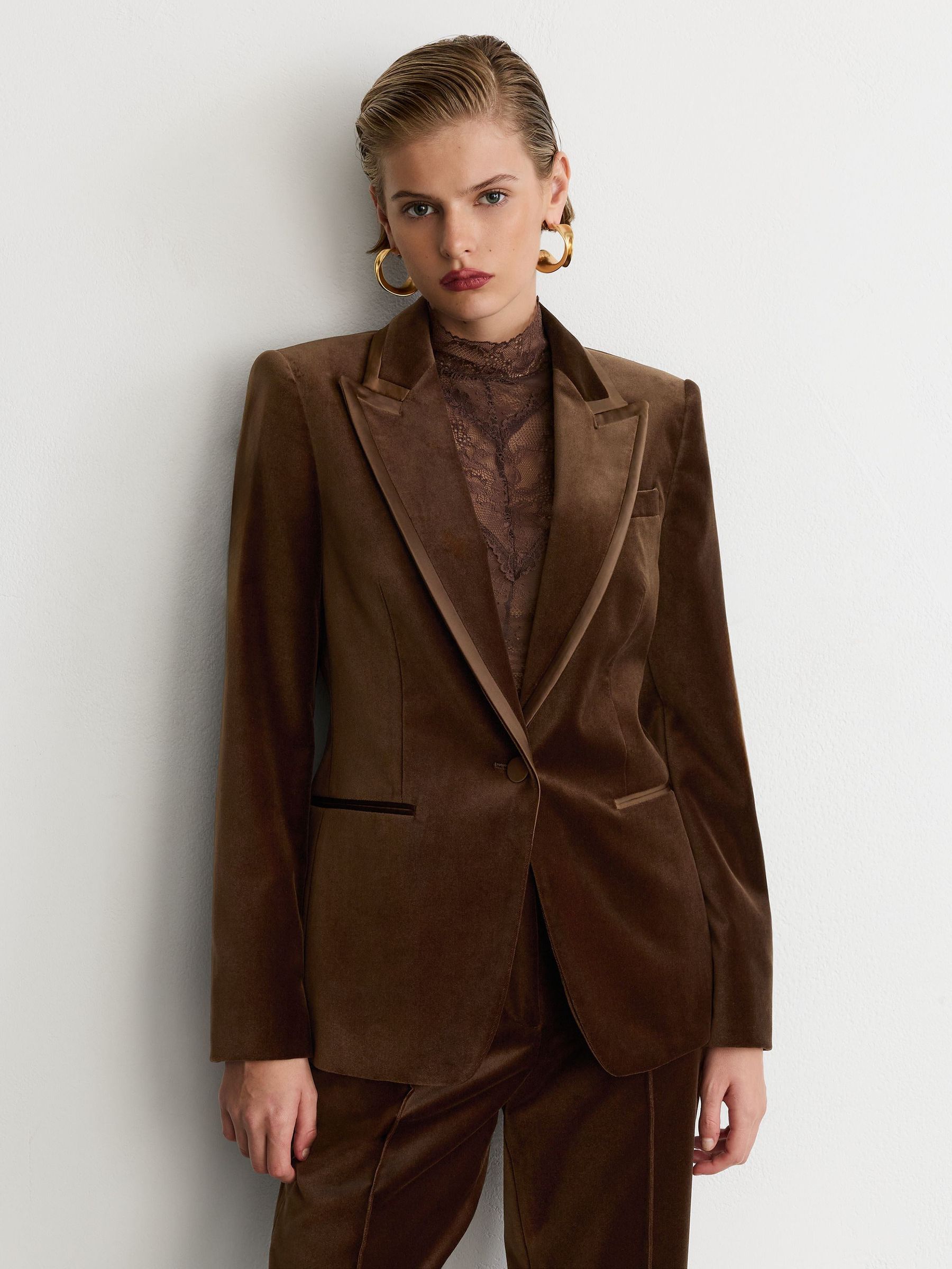 Petite Velvet Satin-Trim Single-Breasted Suit Blazer in Mocha Brown - Image 1 de 8
