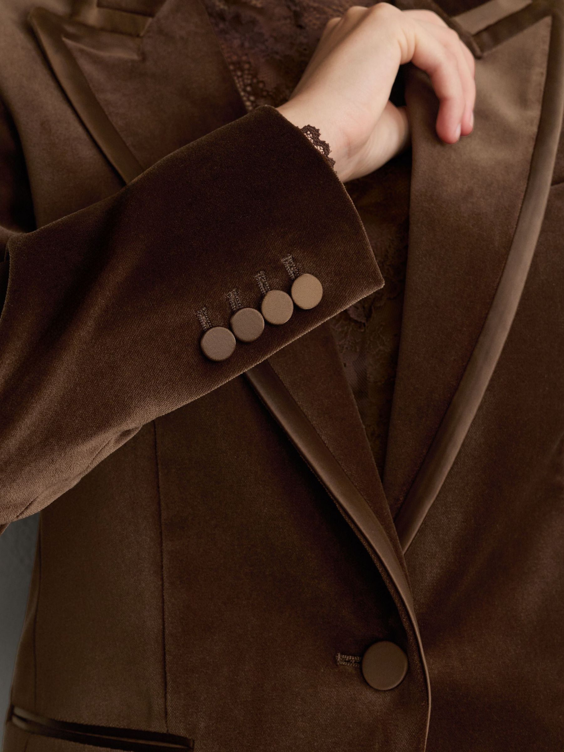 Petite Velvet Satin-Trim Single-Breasted Suit Blazer in Mocha Brown - Image 5 de 8