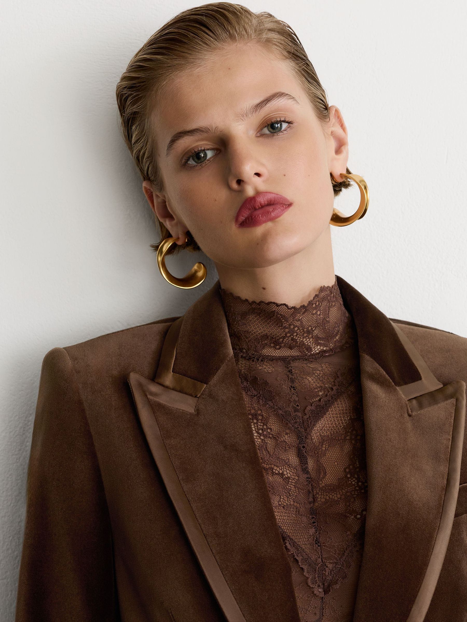Petite Velvet Satin-Trim Single-Breasted Suit Blazer in Mocha Brown - Image 6 de 8