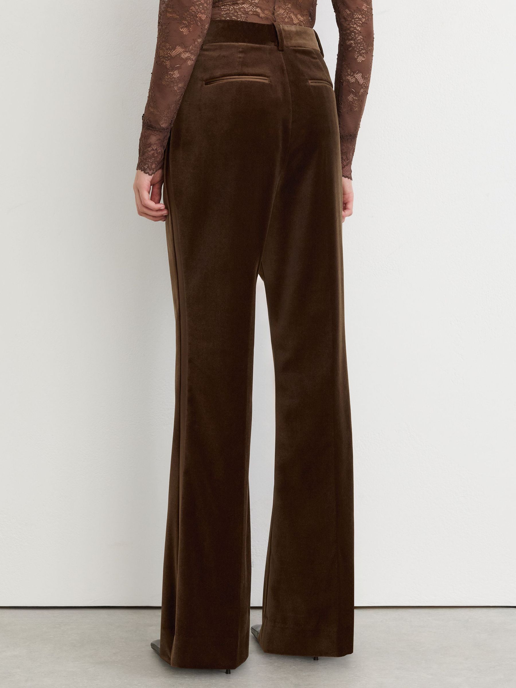 Pantalon de smoking évasé en velours marron moka pour petites tailles - Image 6 de 9