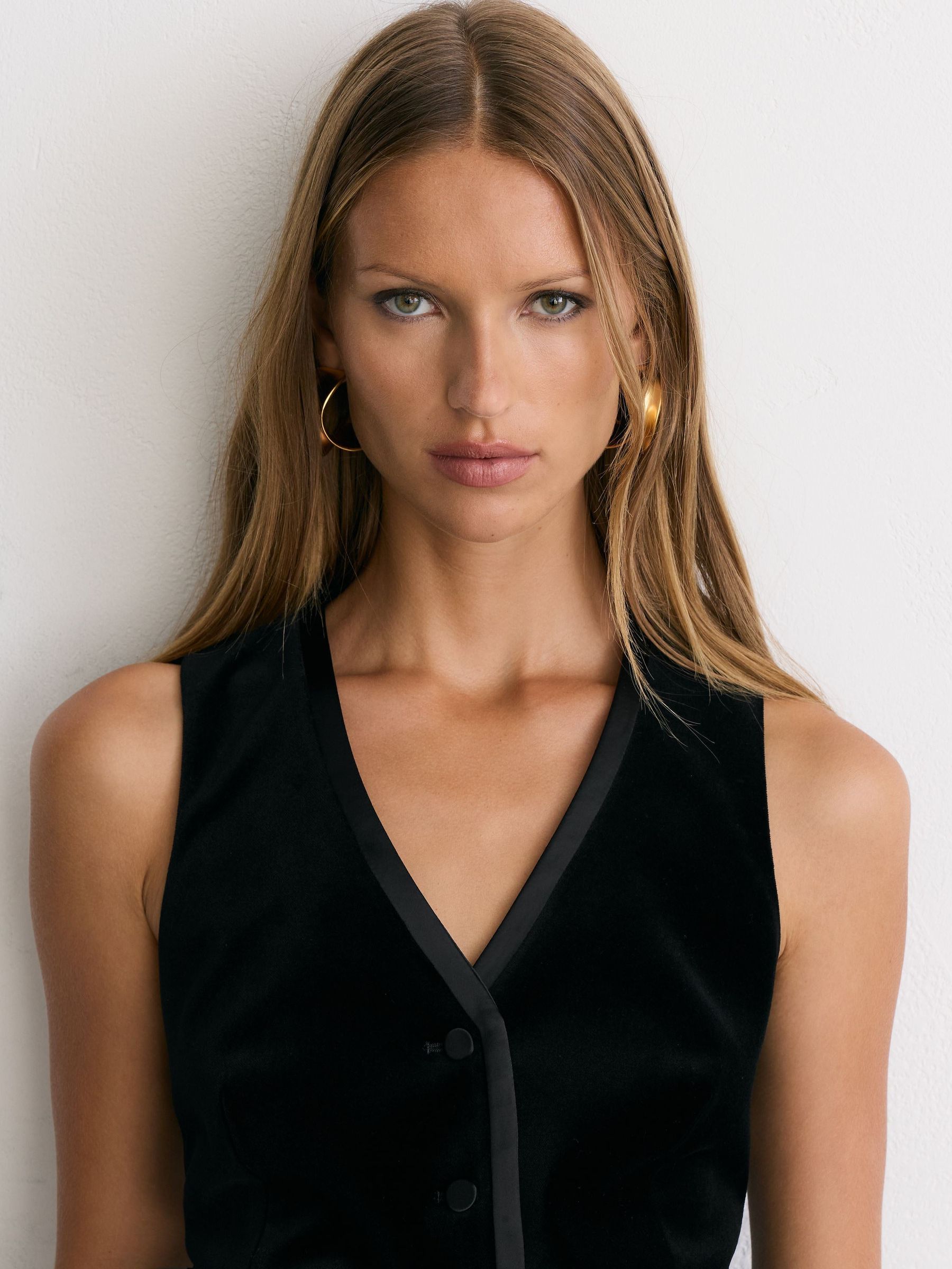 Velvet Satin-Trim Tailored Waistcoat in Black - صورة 4 من 8