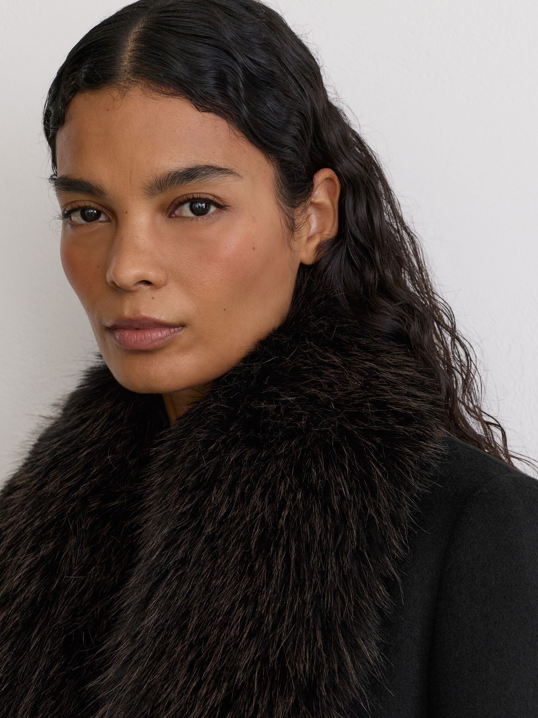 Manteau ceinturé en laine mélangée à col en fausse fourrure noir - Image 4 de 8